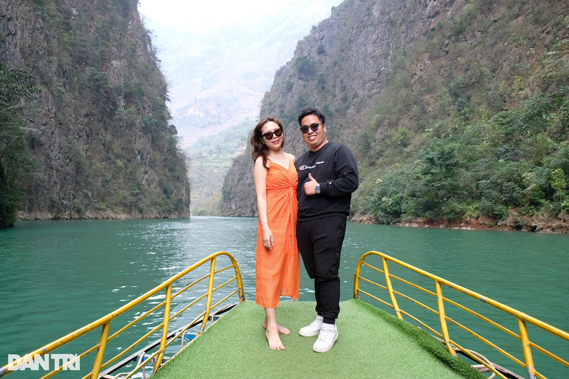 Busy tourists sailing across the deepest gorge in Southeast Asia in Ha Giang - 8