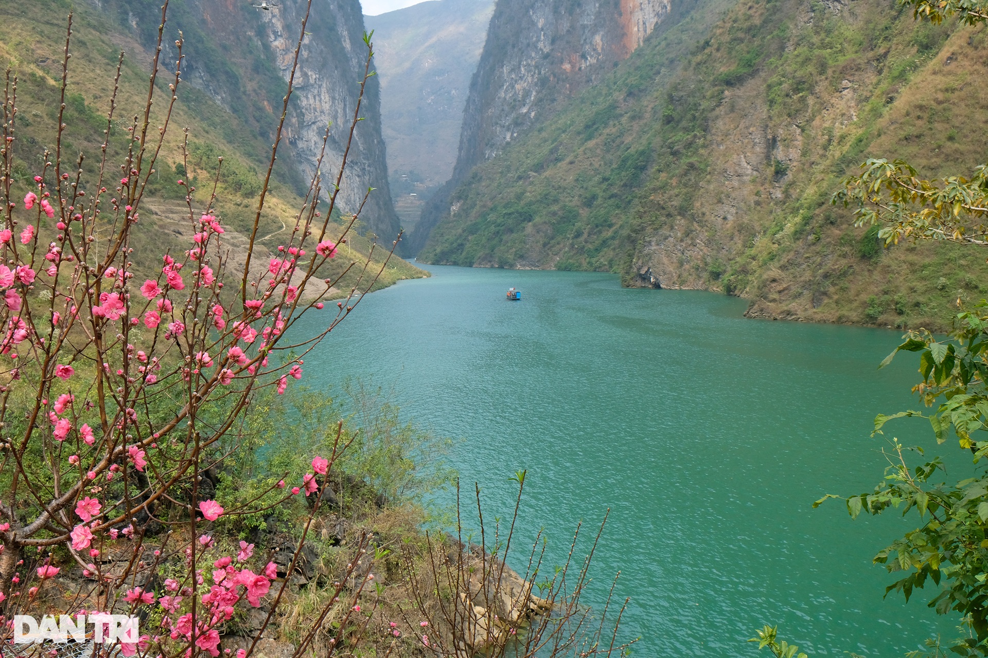 Busy tourists sailing across the deepest canyon in Southeast Asia in Ha Giang - 10