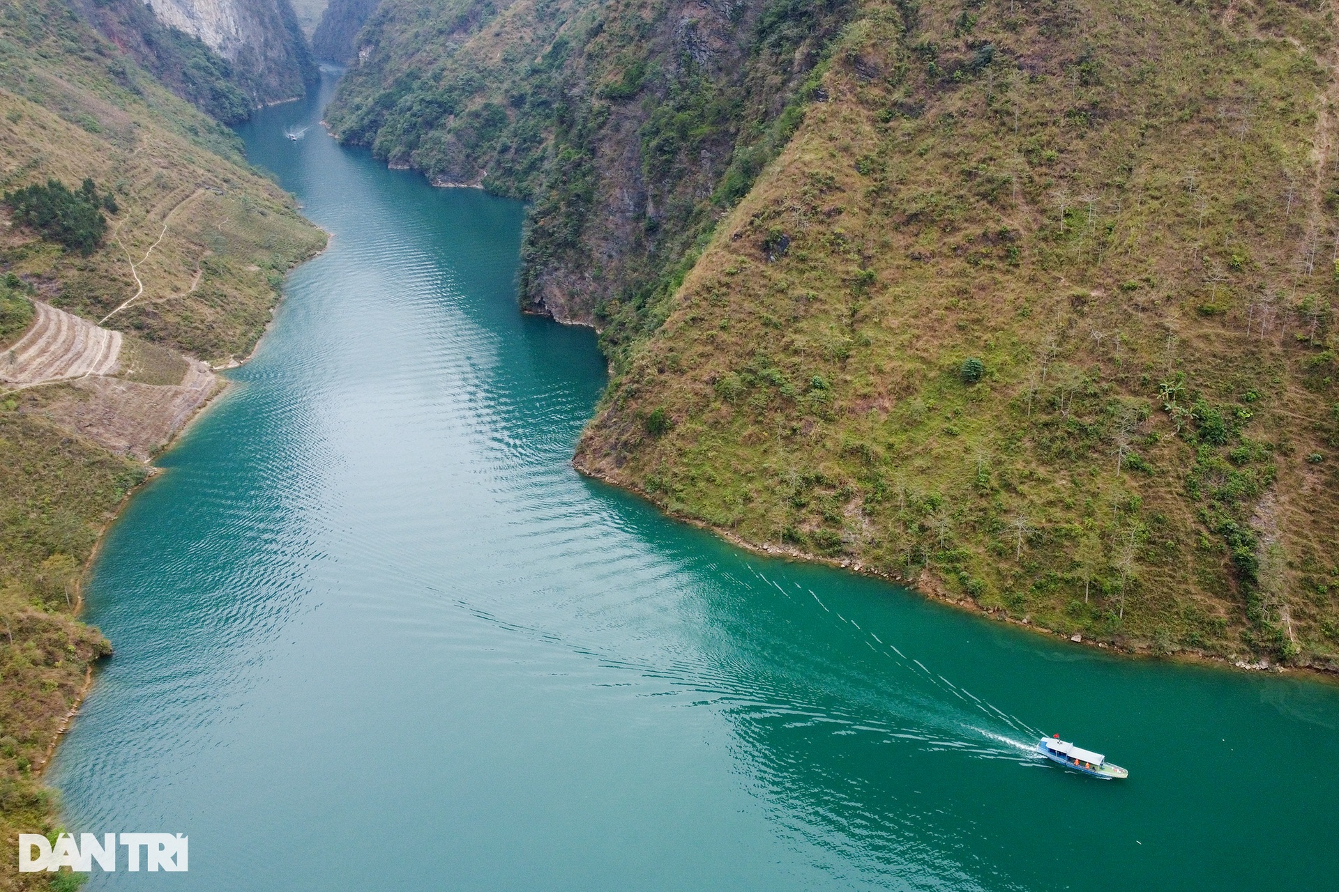 Busy tourists sailing across the deepest canyon in Southeast Asia in Ha Giang - 2