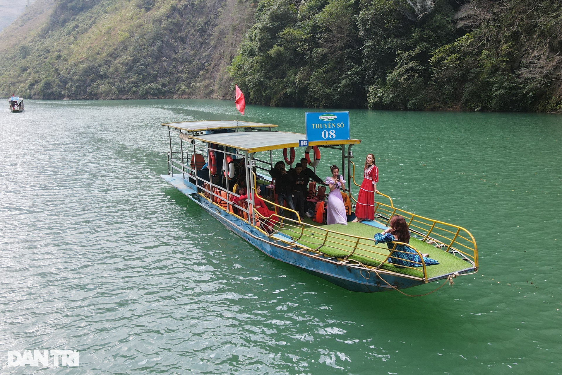 Busy tourists sailing across the deepest canyon in Southeast Asia in Ha Giang - 5
