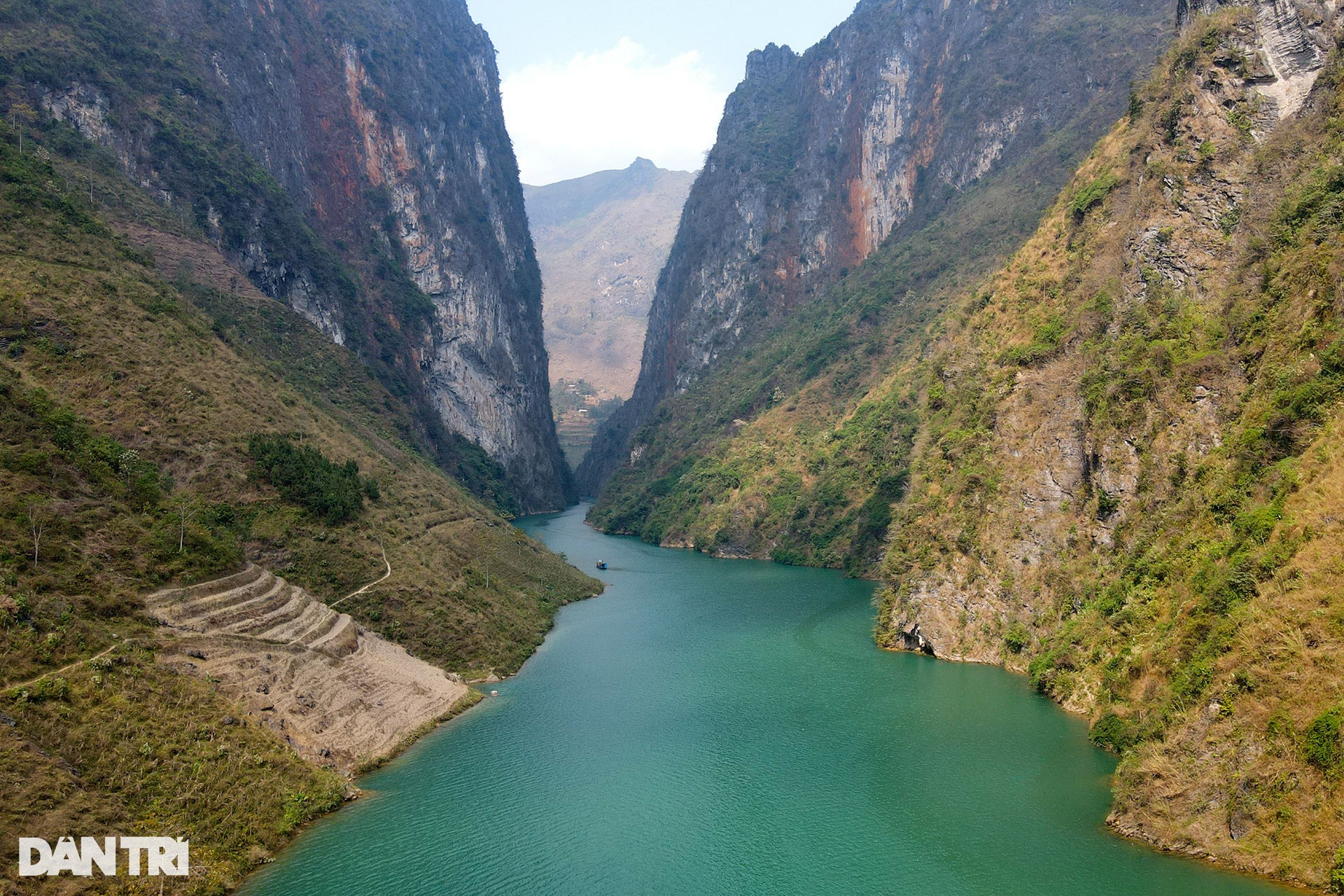 Busy tourists sailing across the deepest canyon in Southeast Asia in Ha Giang - 1