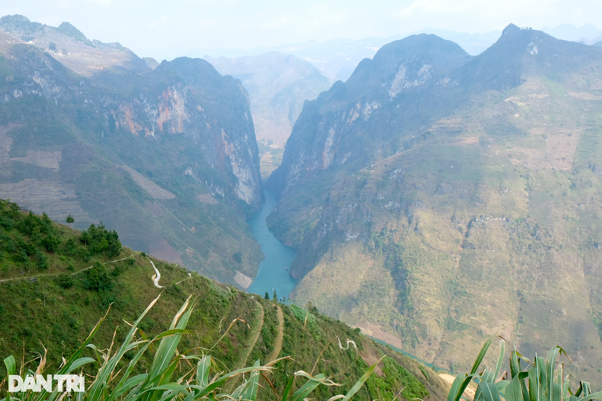 Busy tourists sailing across the deepest gorge in Southeast Asia in Ha Giang - 3