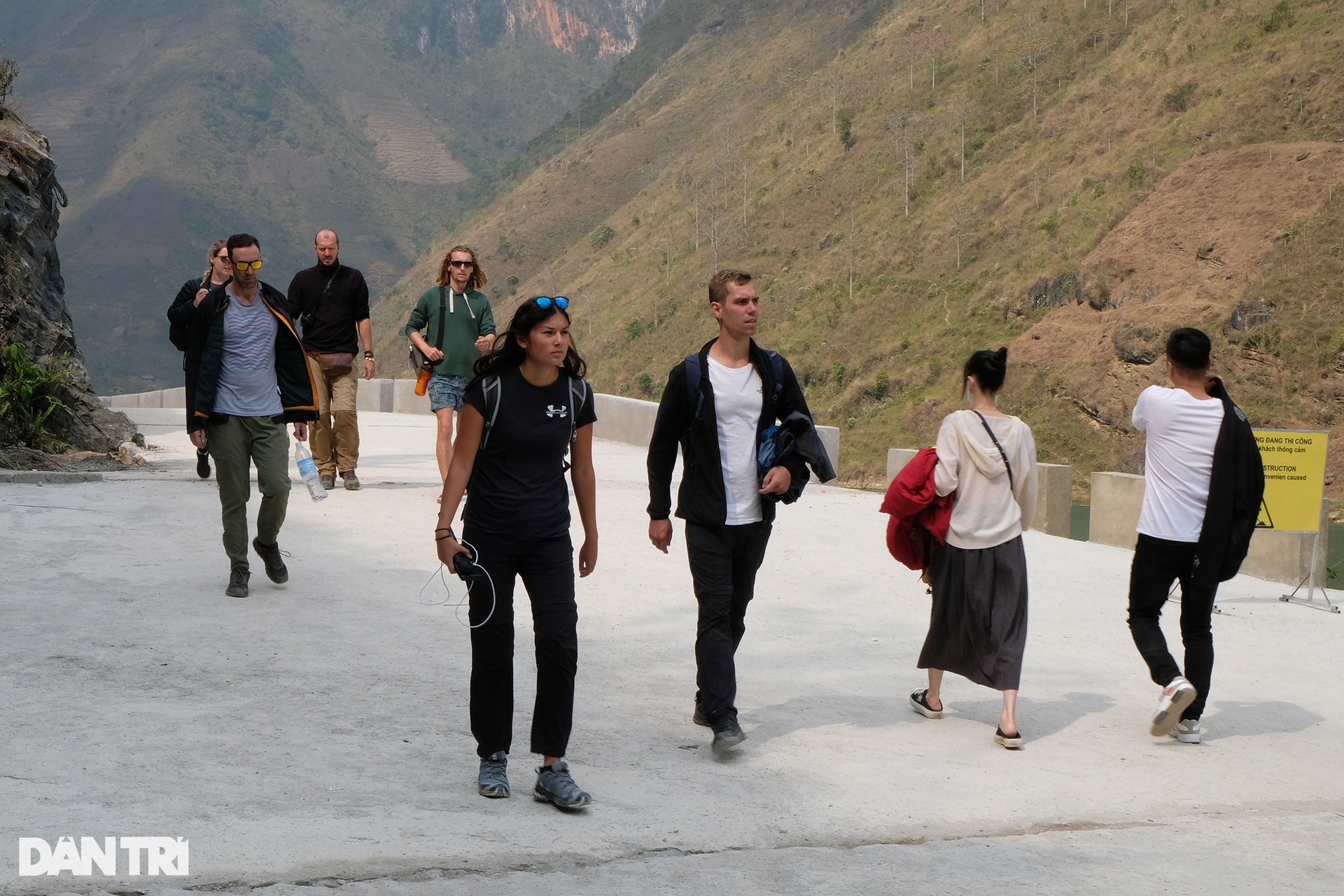 Busy tourists sailing across the deepest gorge in Southeast Asia in Ha Giang - 9