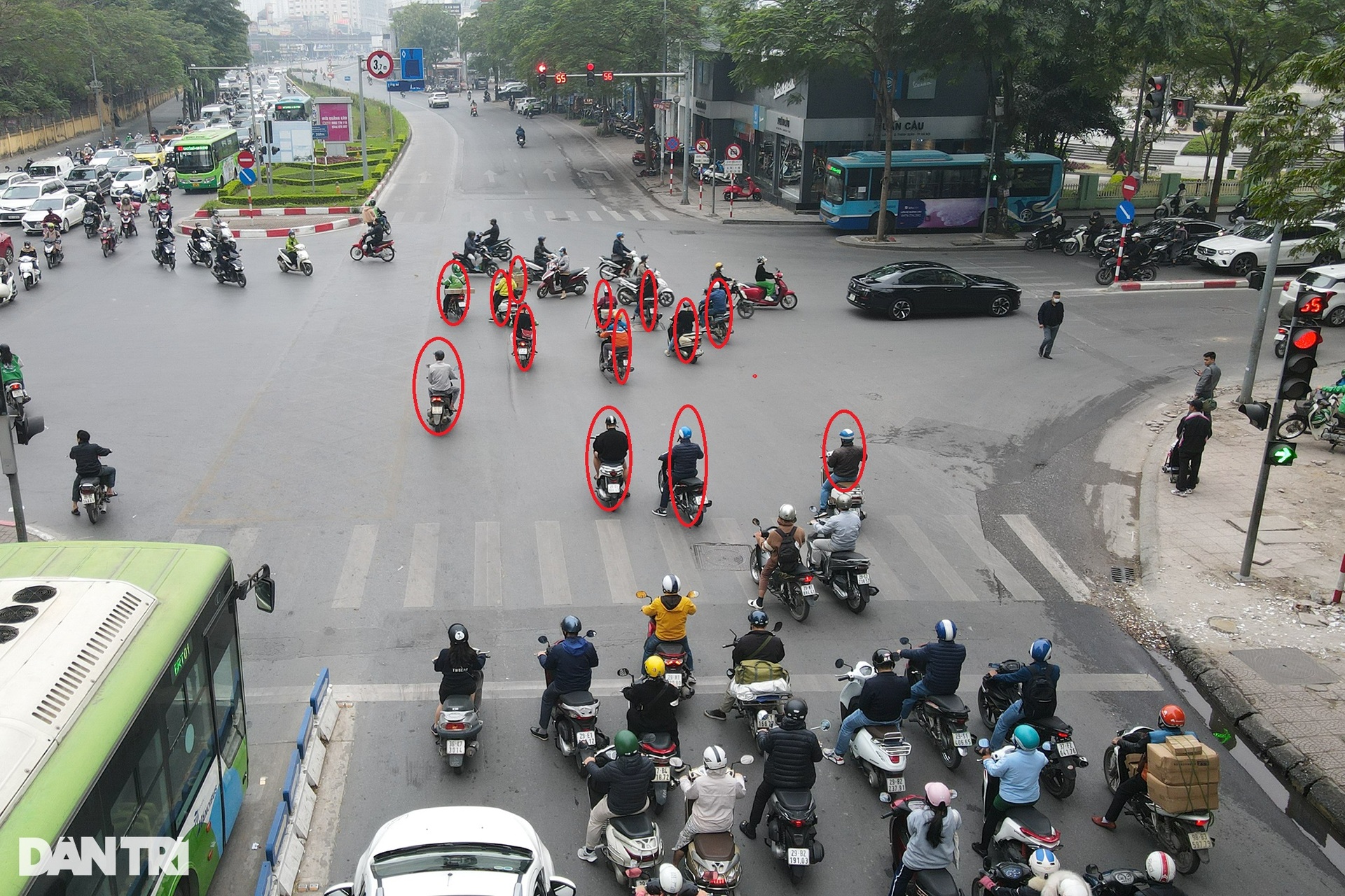 Hà Nội với những ngã tư đông đúc với giao thông luôn đem lại sự thử thách cho những người lái xe. Hãy xem hình ảnh về những chiếc xe vượt đèn đỏ giữa những ngã tư sầm uất này. Điều này sẽ khiến bạn trầm trồ về sự táo bạo của những tài xế.