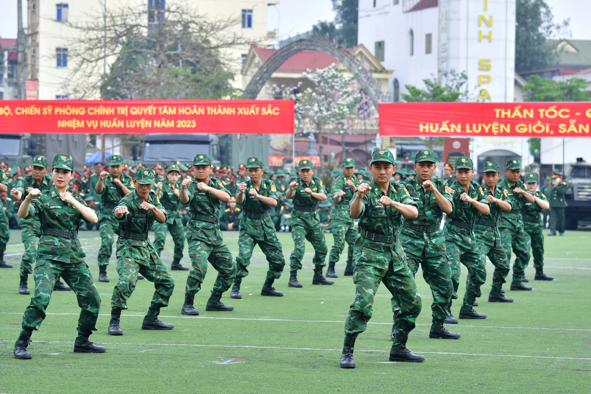 Nữ Trinh Sát Biên Phòng Tay Không Bắt Đối Tượng Buôn Bán Ma Túy | Báo Dân  Trí