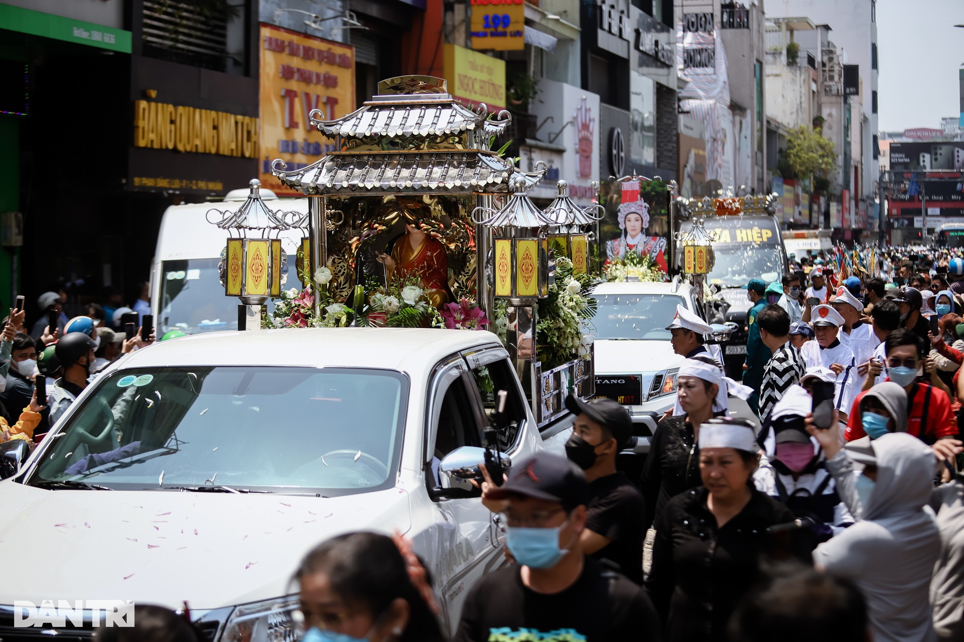 Hàng nghìn người nối đuôi theo xe tang Vũ Linh đến nghĩa trang Bình Dương - 7