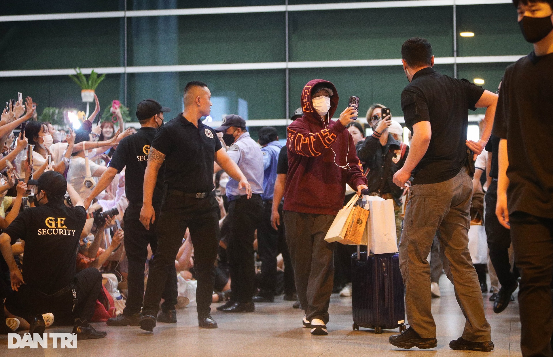 Hàng trăm fan xếp hàng dài ở sân bay chờ đón Super Junior đến Việt Nam - 3
