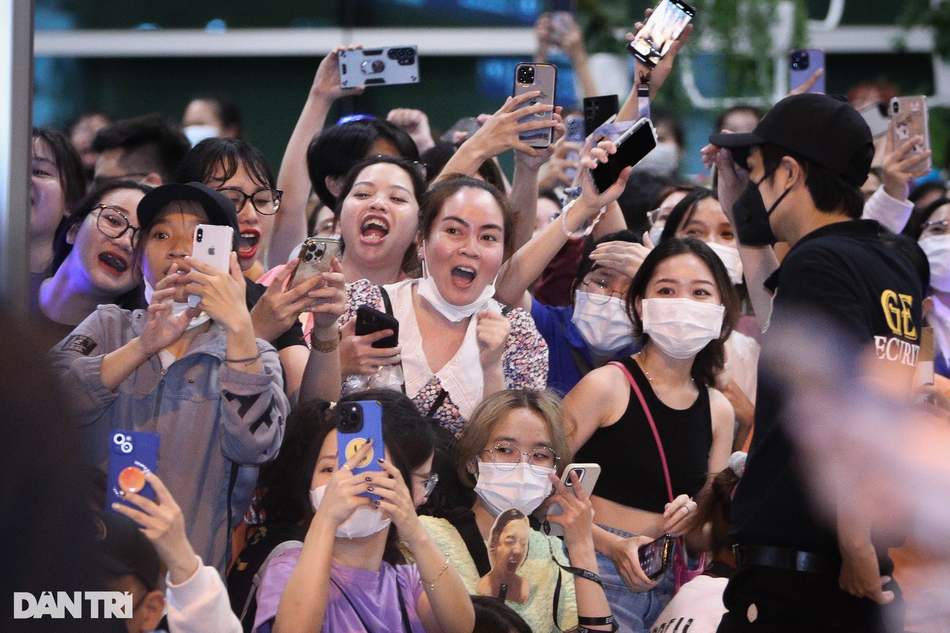 Hàng trăm fan xếp hàng dài ở sân bay chờ đón Super Junior đến Việt Nam - 1