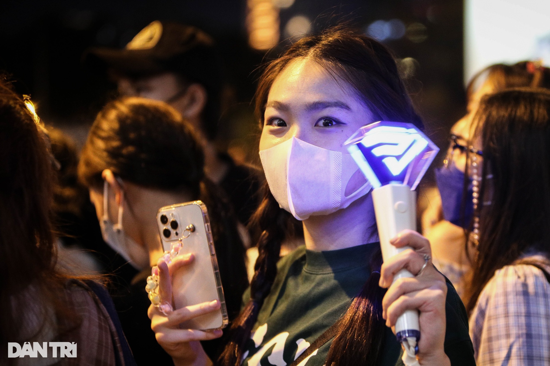 Hàng trăm fan xếp hàng dài ở sân bay chờ đón Super Junior đến Việt Nam - 10 Hàng trăm fan xếp hàng dài ở sân bay chờ đón Super Junior đến Việt Nam - 10