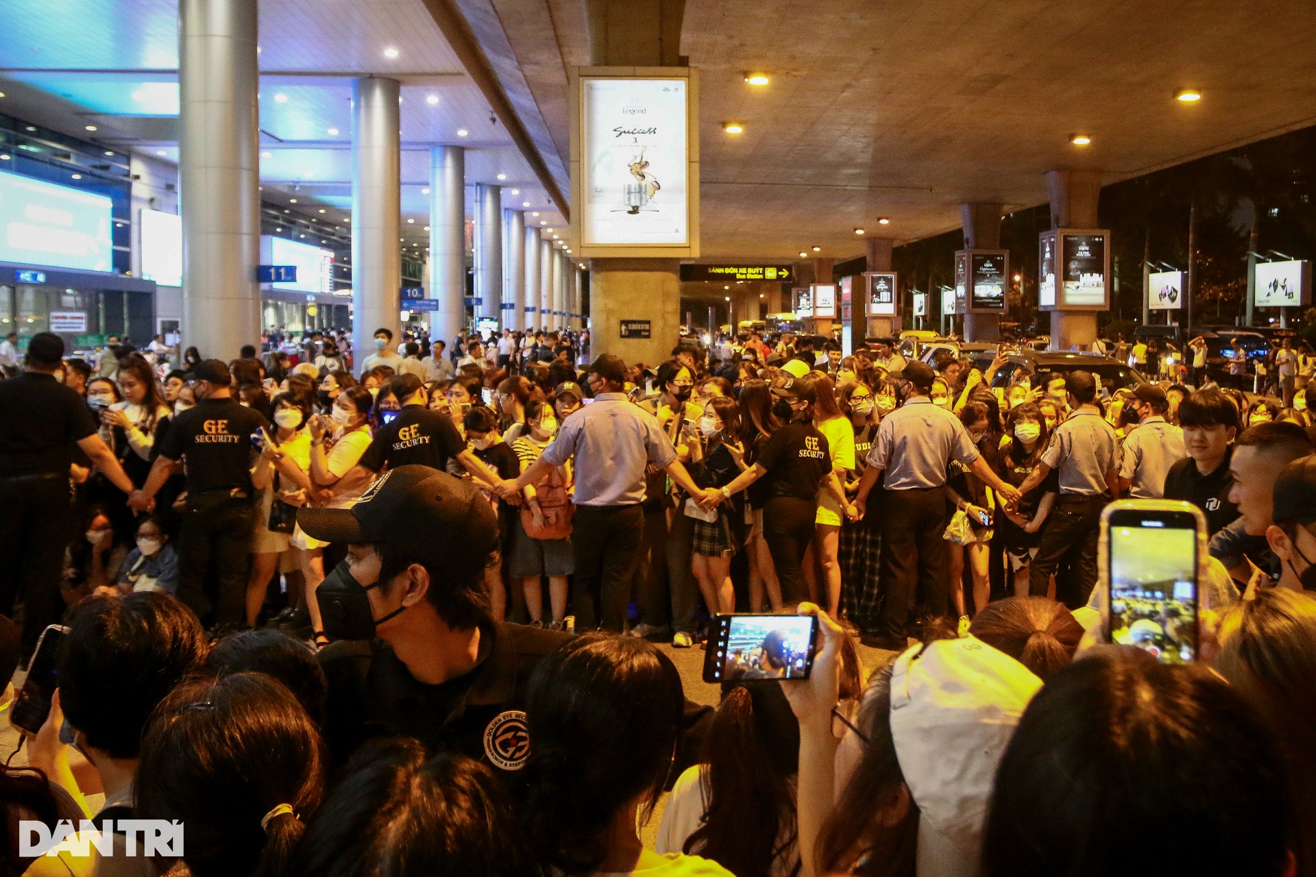 Hàng trăm fan xếp hàng dài ở sân bay chờ đón Super Junior đến Việt Nam - 2 Hàng trăm fan xếp hàng dài ở sân bay chờ đón Super Junior đến Việt Nam - 2