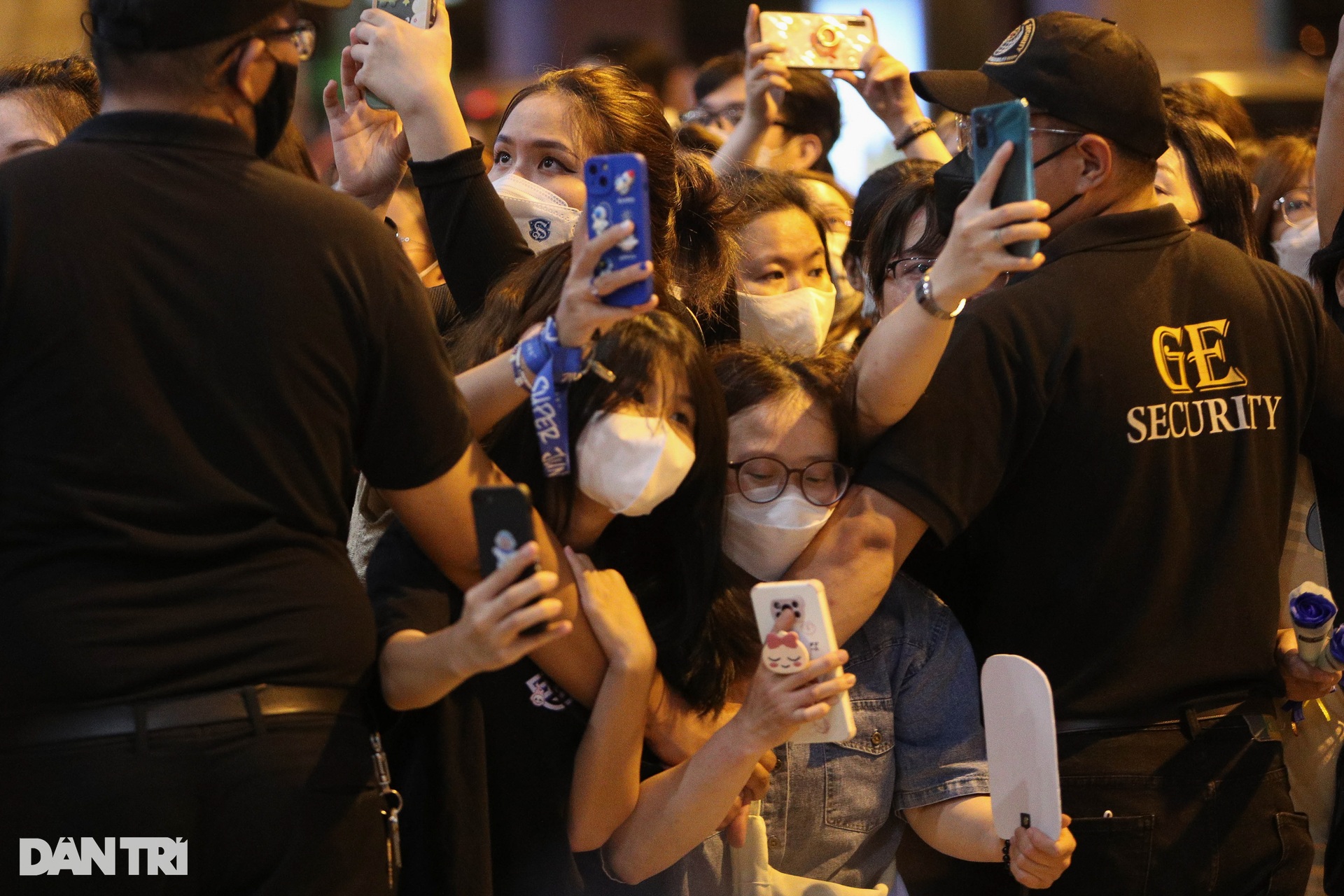 Hàng trăm fan xếp hàng dài ở sân bay chờ đón Super Junior đến Việt Nam - 5