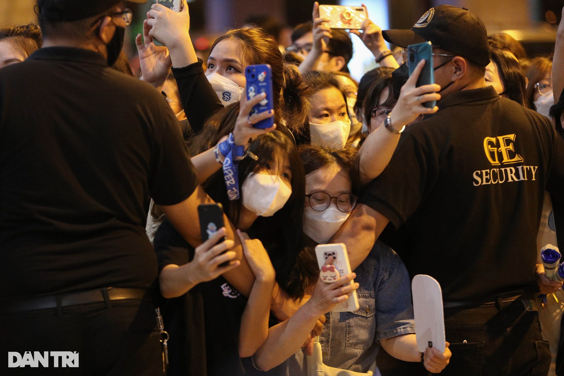 Hàng trăm fan xếp hàng dài ở sân bay chờ đón Super Junior đến Việt Nam - 5 Hàng trăm fan xếp hàng dài ở sân bay chờ đón Super Junior đến Việt Nam - 5