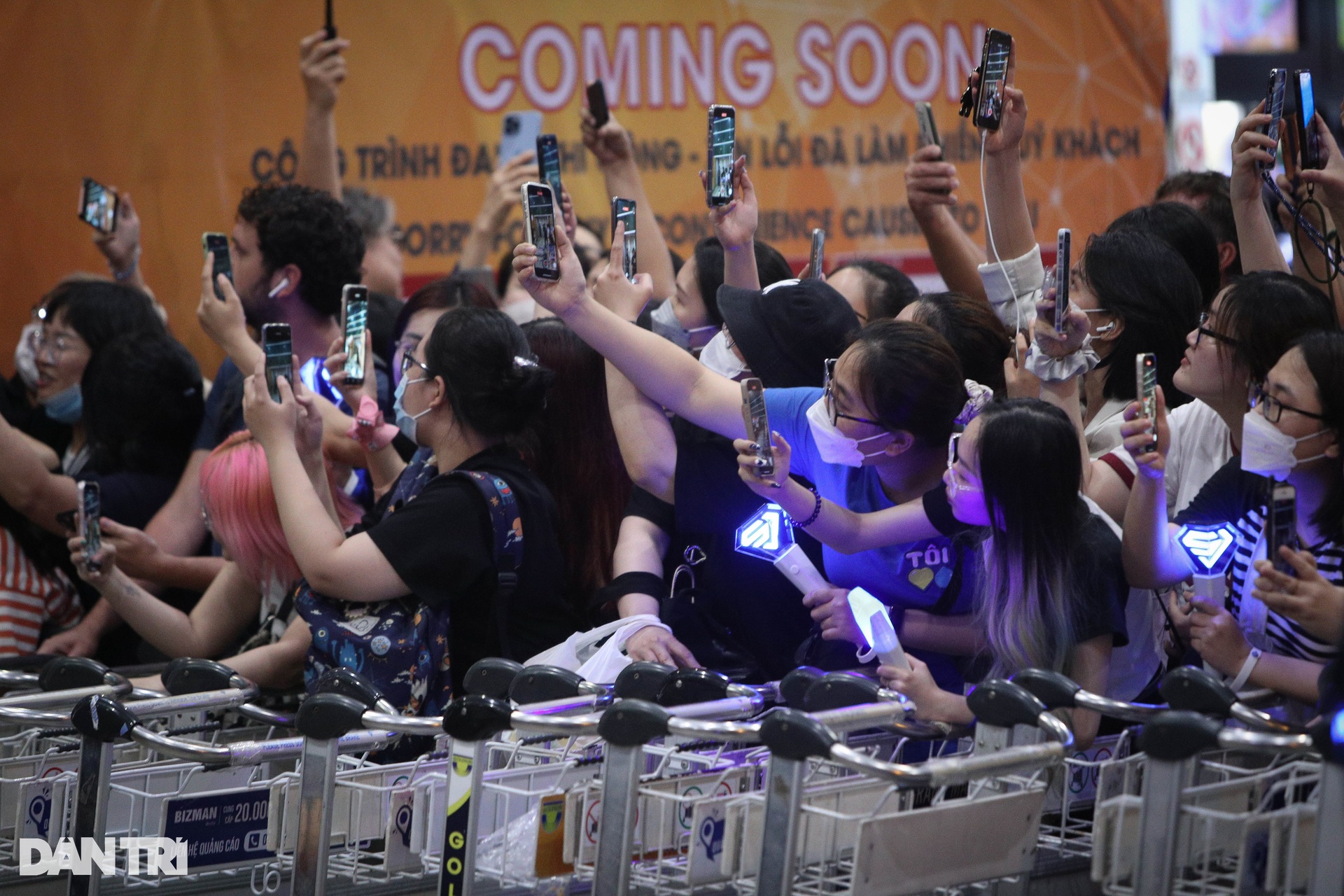 Hàng trăm fan xếp hàng dài ở sân bay chờ đón Super Junior đến Việt Nam - 8
