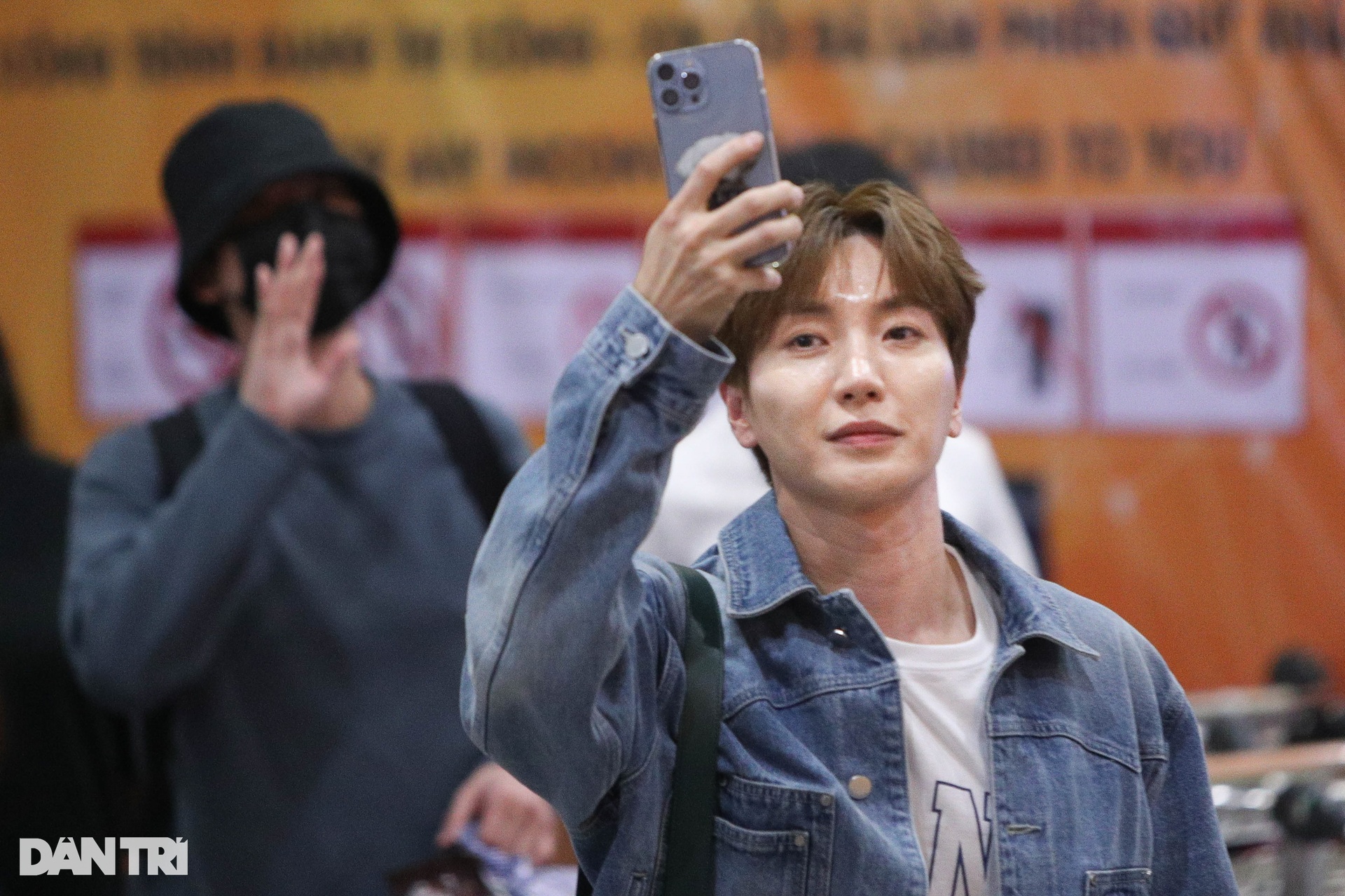 Hàng trăm fan xếp hàng dài ở sân bay chờ đón Super Junior đến Việt Nam - 4 Hàng trăm fan xếp hàng dài ở sân bay chờ đón Super Junior đến Việt Nam - 4