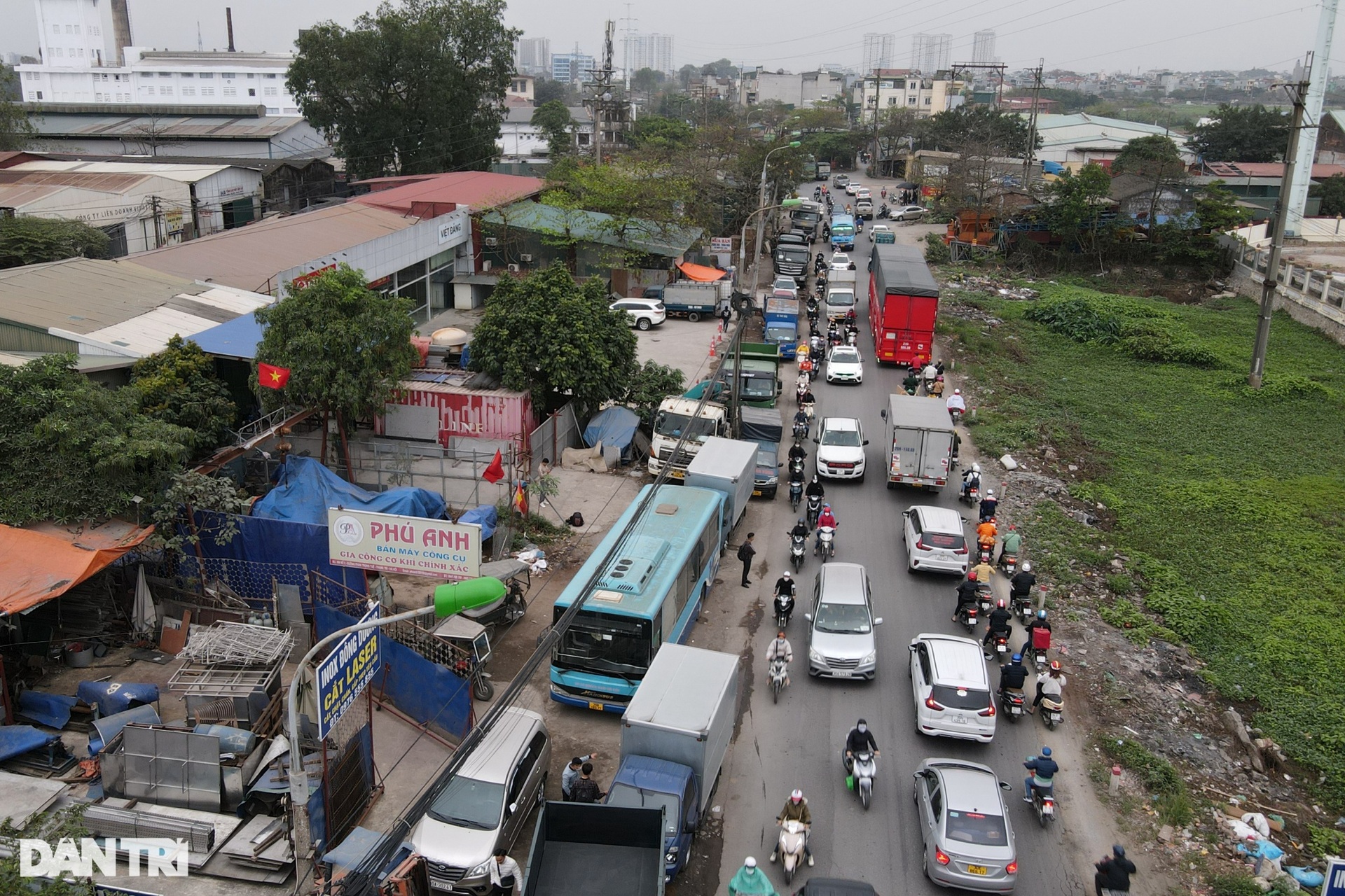 Chờ 4 ngày mới tới lượt đăng kiểm, tài xế đưa cả vợ đi cùng lo cơm nước - 2 Chờ 4 ngày mới tới lượt đăng kiểm, tài xế đưa cả vợ đi cùng lo cơm nước - 2