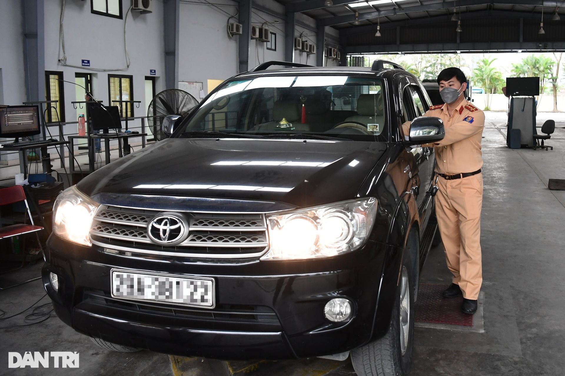 Chờ 4 ngày mới tới lượt đăng kiểm, tài xế đưa cả vợ đi cùng lo cơm nước - 13 Chờ 4 ngày mới tới lượt đăng kiểm, tài xế đưa cả vợ đi cùng lo cơm nước - 13