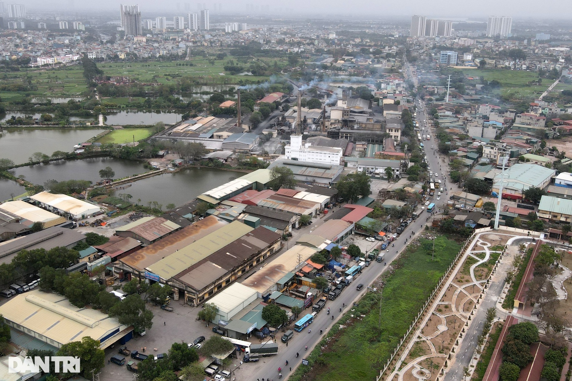 Chờ 4 ngày mới tới lượt đăng kiểm, tài xế đưa cả vợ đi cùng lo cơm nước - 1 Chờ 4 ngày mới tới lượt đăng kiểm, tài xế đưa cả vợ đi cùng lo cơm nước - 1