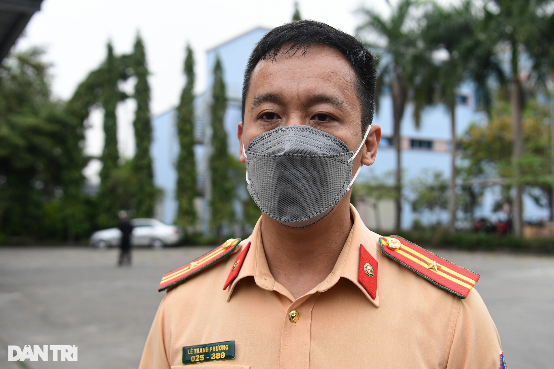Chờ 4 ngày mới tới lượt đăng kiểm, tài xế đưa cả vợ đi cùng lo cơm nước - 12 Chờ 4 ngày mới tới lượt đăng kiểm, tài xế đưa cả vợ đi cùng lo cơm nước - 12
