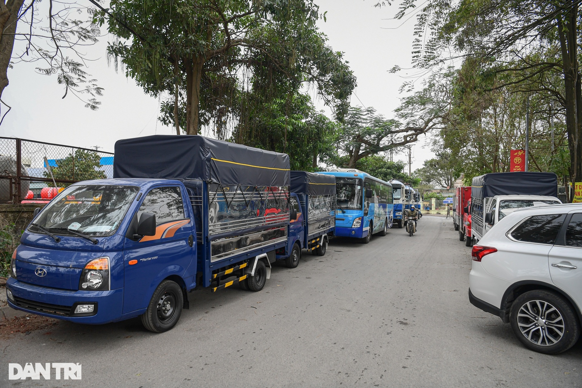 Chờ 4 ngày mới tới lượt đăng kiểm, tài xế đưa cả vợ đi cùng lo cơm nước - 15 Chờ 4 ngày mới tới lượt đăng kiểm, tài xế đưa cả vợ đi cùng lo cơm nước - 15