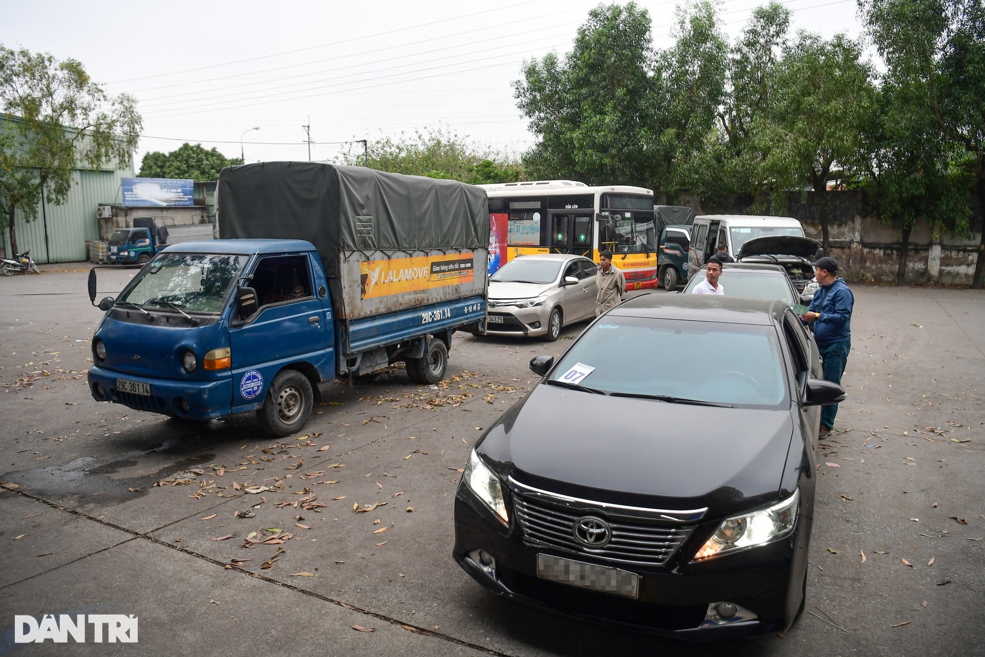 Chờ 4 ngày mới tới lượt đăng kiểm, tài xế đưa cả vợ đi cùng lo cơm nước - 3 Chờ 4 ngày mới tới lượt đăng kiểm, tài xế đưa cả vợ đi cùng lo cơm nước - 3