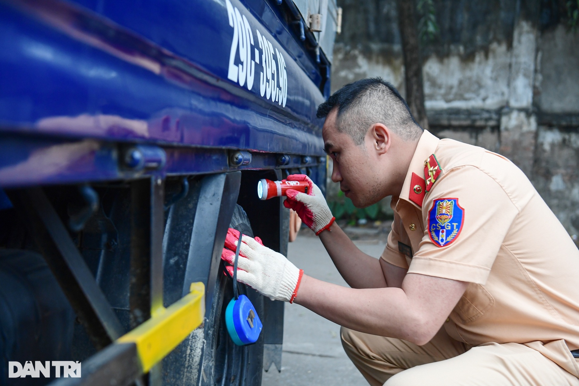 Chờ 4 ngày mới tới lượt đăng kiểm, tài xế đưa cả vợ đi cùng lo cơm nước - 8 Chờ 4 ngày mới tới lượt đăng kiểm, tài xế đưa cả vợ đi cùng lo cơm nước - 8