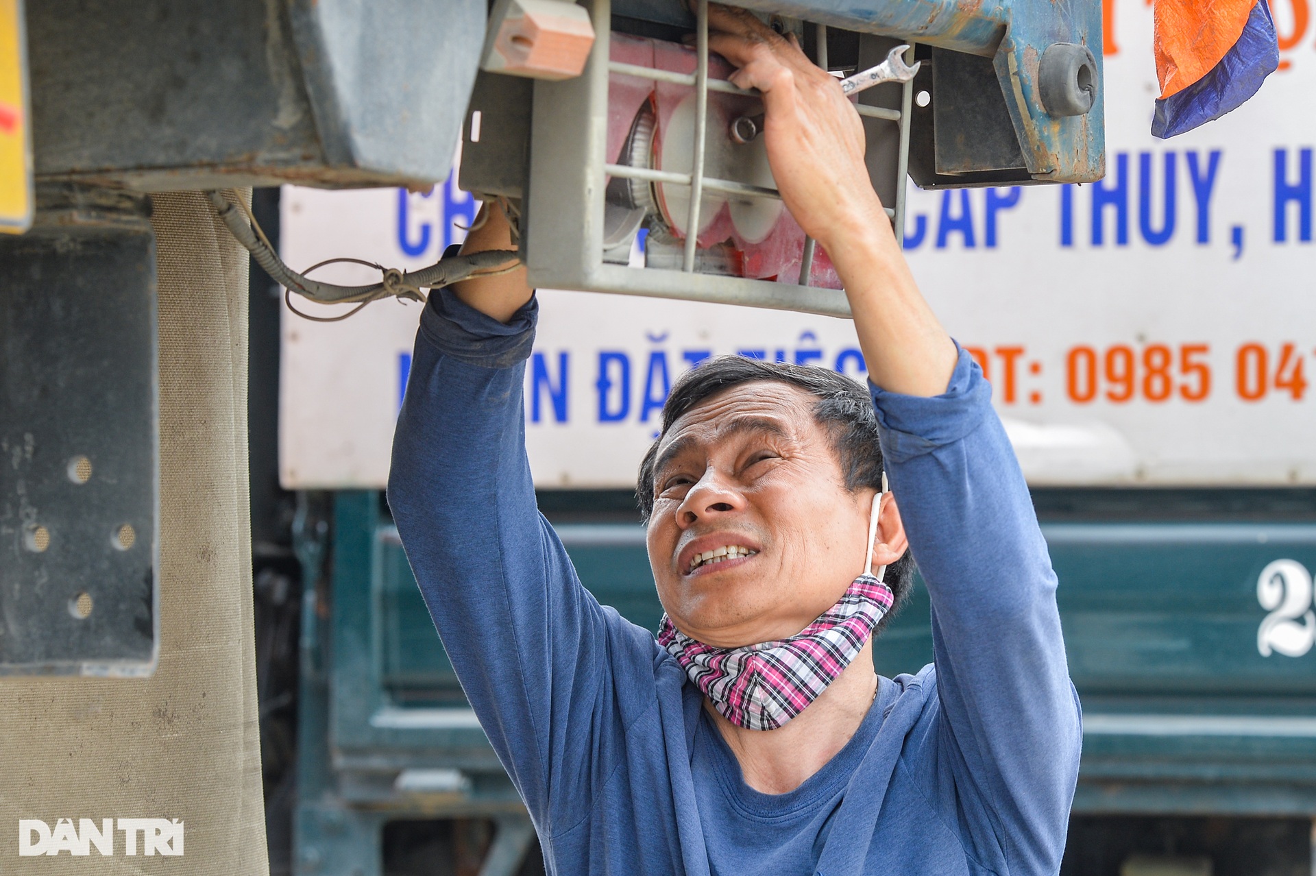 Phó Giám đốc trung tâm đăng kiểm ở Hà Nội: Đi làm mà chân nặng như chì! - 4 Phó Giám đốc trung tâm đăng kiểm ở Hà Nội: Đi làm mà chân nặng như chì! - 4