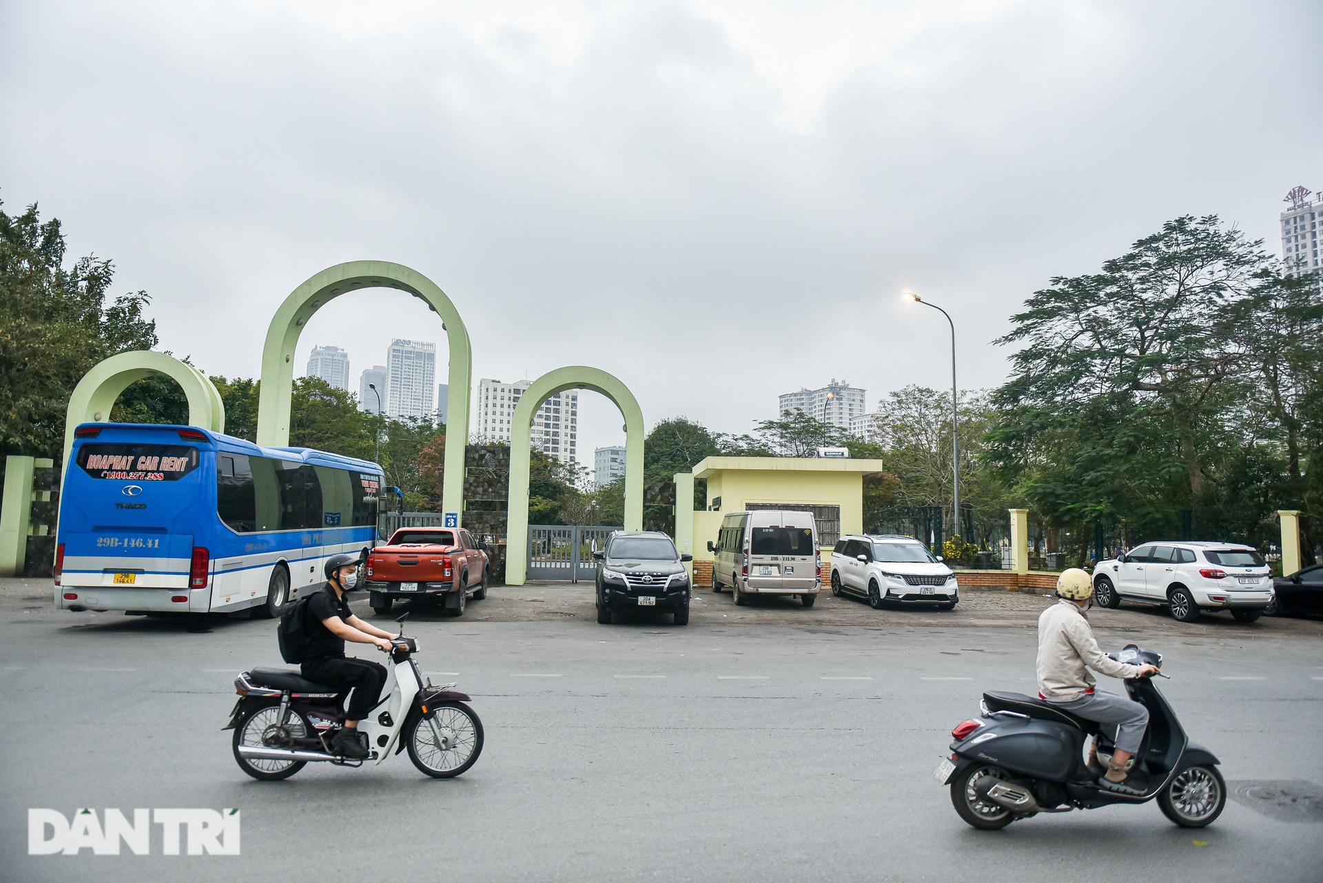 Công viên Cầu Giấy tháo rào chắn: Vỉa hè thành bãi xe, hàng quán nhếch nhác - 1 Công viên Cầu Giấy tháo rào chắn: Vỉa hè thành bãi xe, hàng quán nhếch nhác - 1