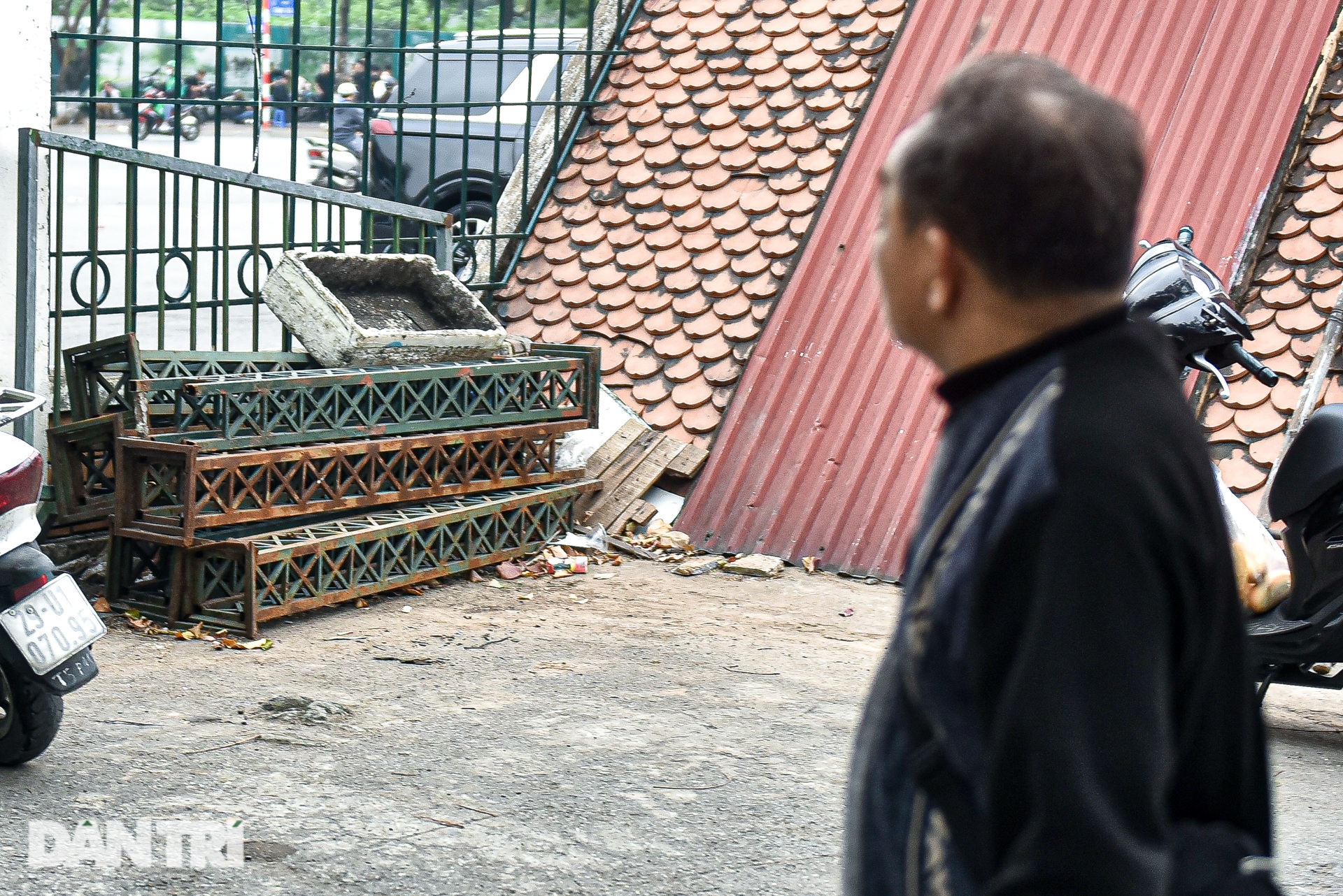Công viên Cầu Giấy tháo rào chắn: Vỉa hè thành bãi xe, hàng quán nhếch nhác - 9 Công viên Cầu Giấy tháo rào chắn: Vỉa hè thành bãi xe, hàng quán nhếch nhác - 9
