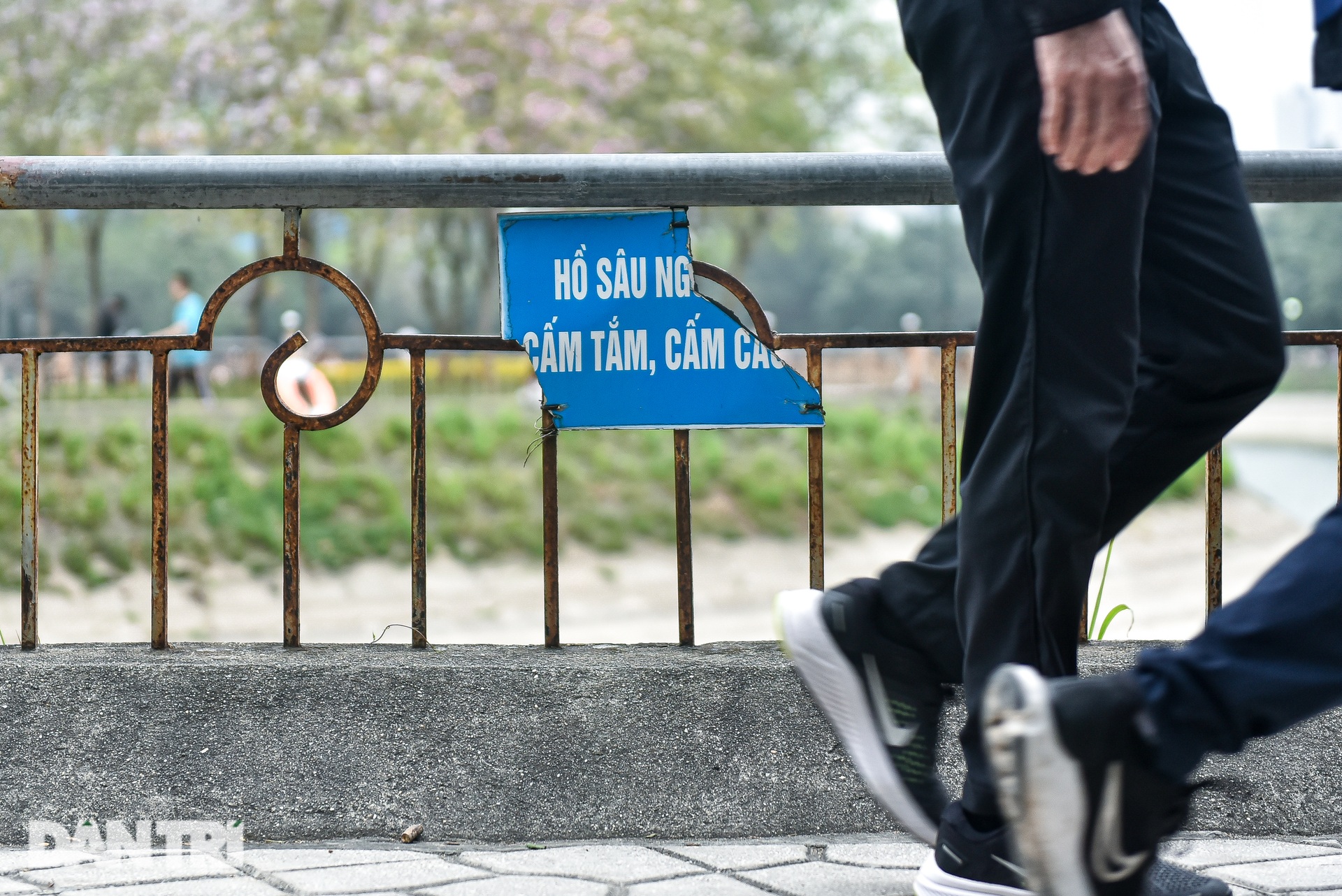 Công viên Cầu Giấy tháo rào chắn: Vỉa hè thành bãi xe, hàng quán nhếch nhác - 13 Công viên Cầu Giấy tháo rào chắn: Vỉa hè thành bãi xe, hàng quán nhếch nhác - 13