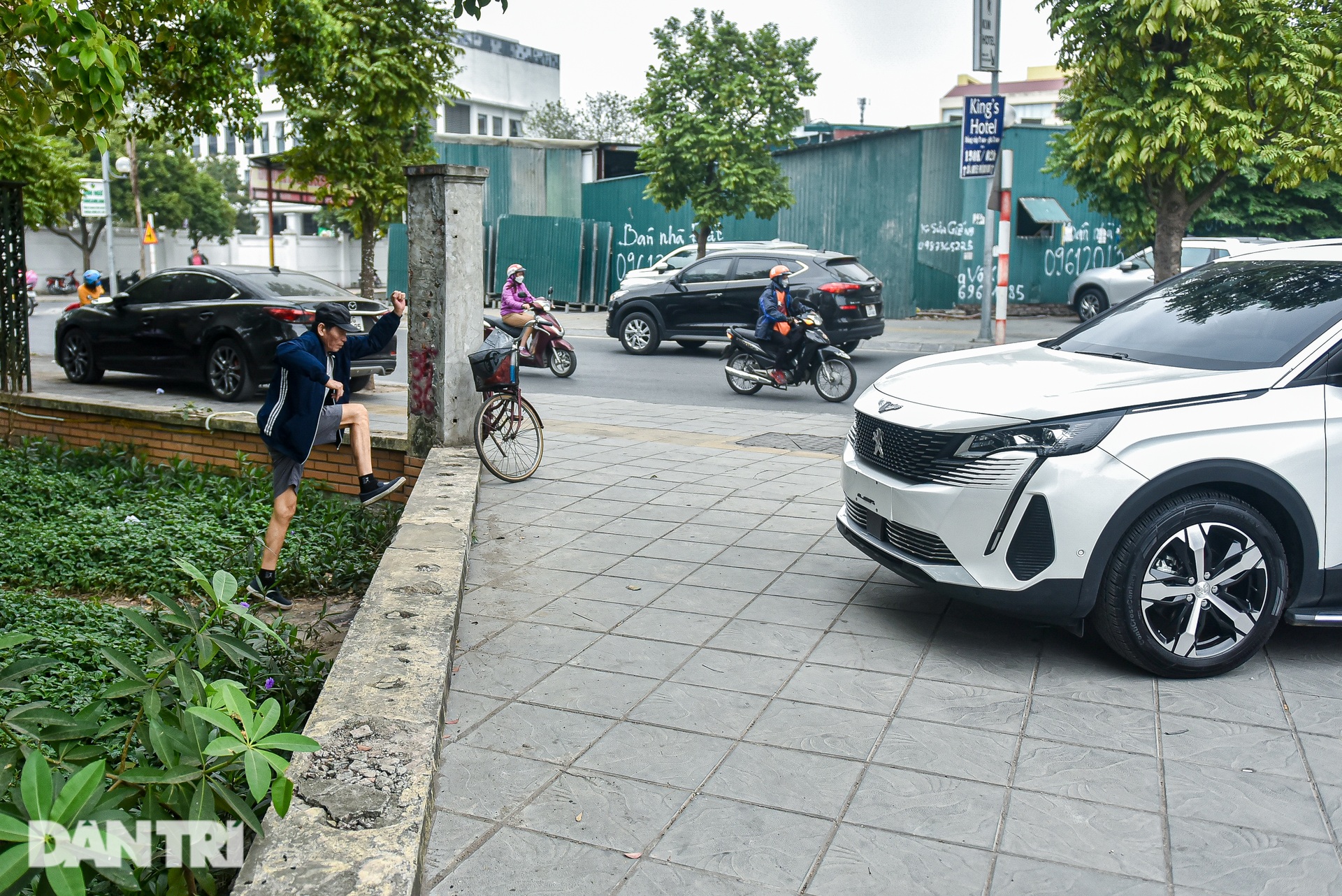 Công viên Cầu Giấy tháo rào chắn: Vỉa hè thành bãi xe, hàng quán nhếch nhác - 5 Công viên Cầu Giấy tháo rào chắn: Vỉa hè thành bãi xe, hàng quán nhếch nhác - 5