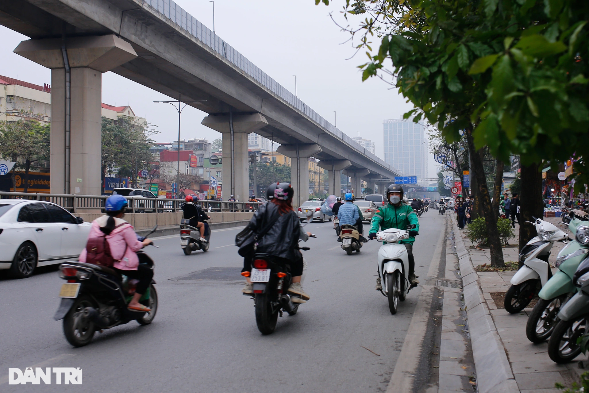 Hà Nội: Tràn lan cảnh xe ôm công nghệ chở khách vượt đèn đỏ, đi đường cấm - 5