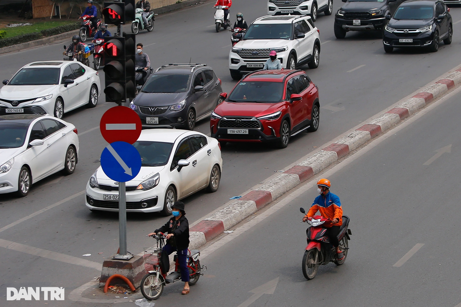 Hà Nội: Tràn lan cảnh xe ôm công nghệ chở khách vượt đèn đỏ, đi đường cấm - 8