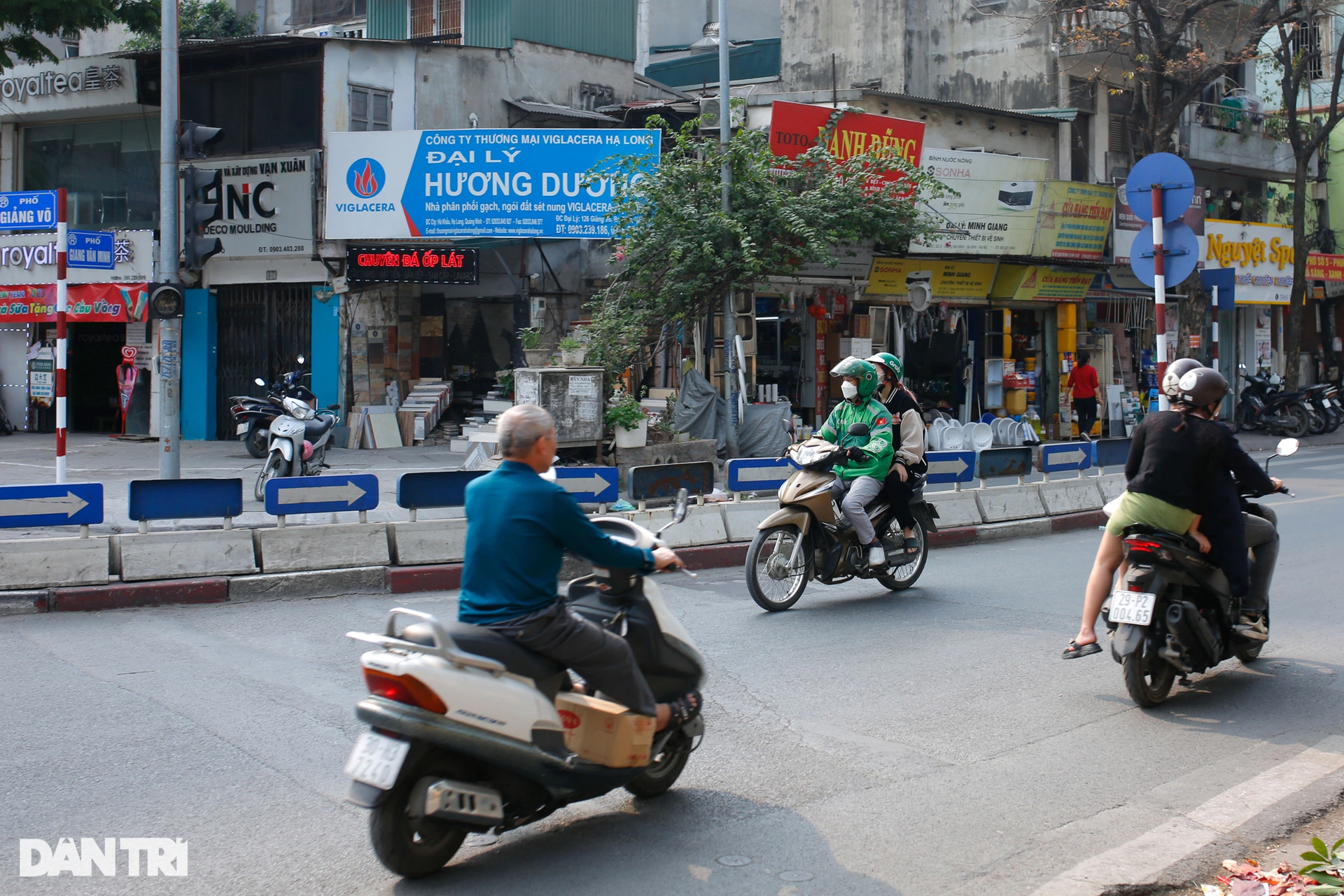 Hà Nội: Tràn lan cảnh xe ôm công nghệ chở khách vượt đèn đỏ, đi đường cấm - 11