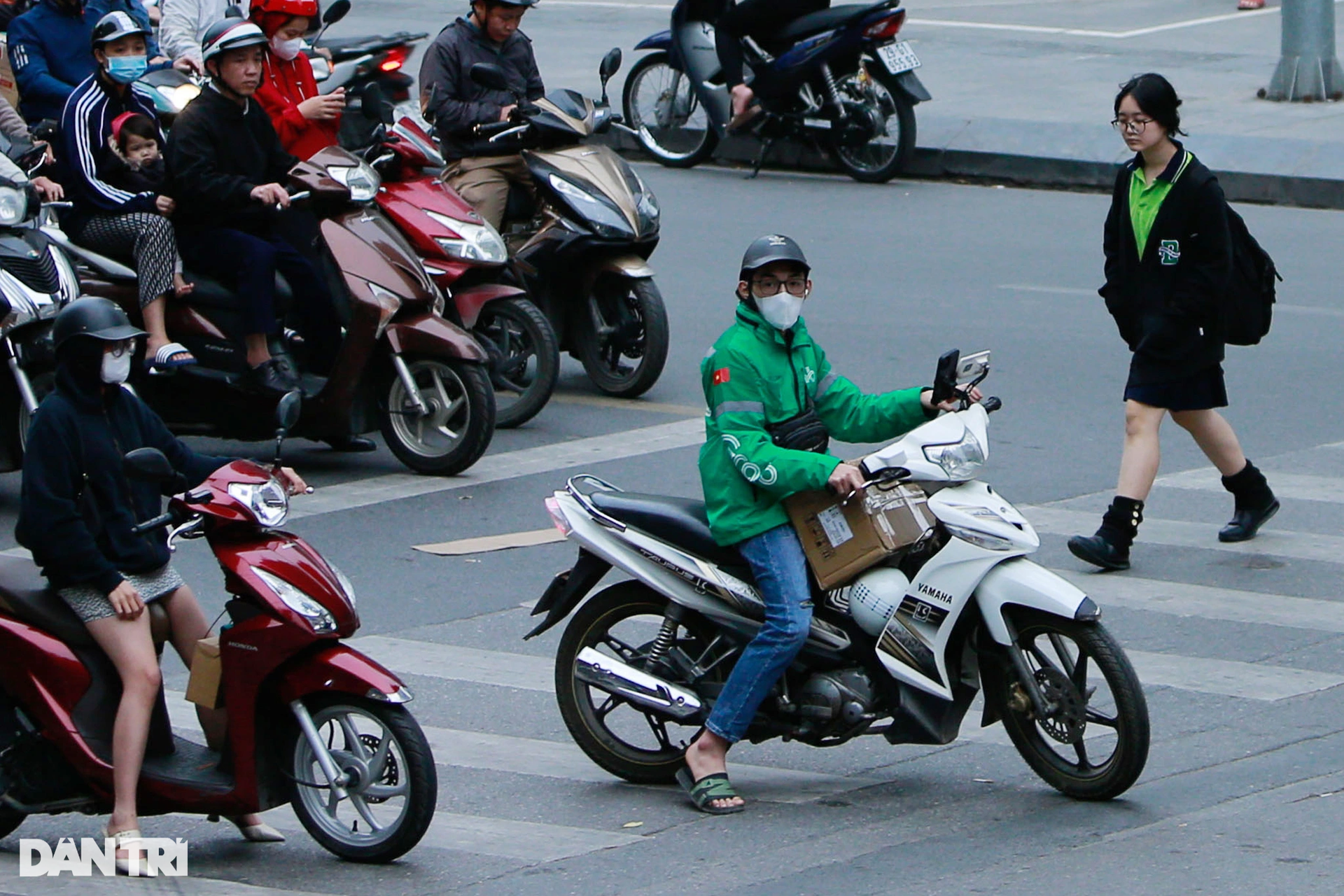 Hà Nội: Tràn lan cảnh xe ôm công nghệ chở khách vượt đèn đỏ, đi đường cấm - 3