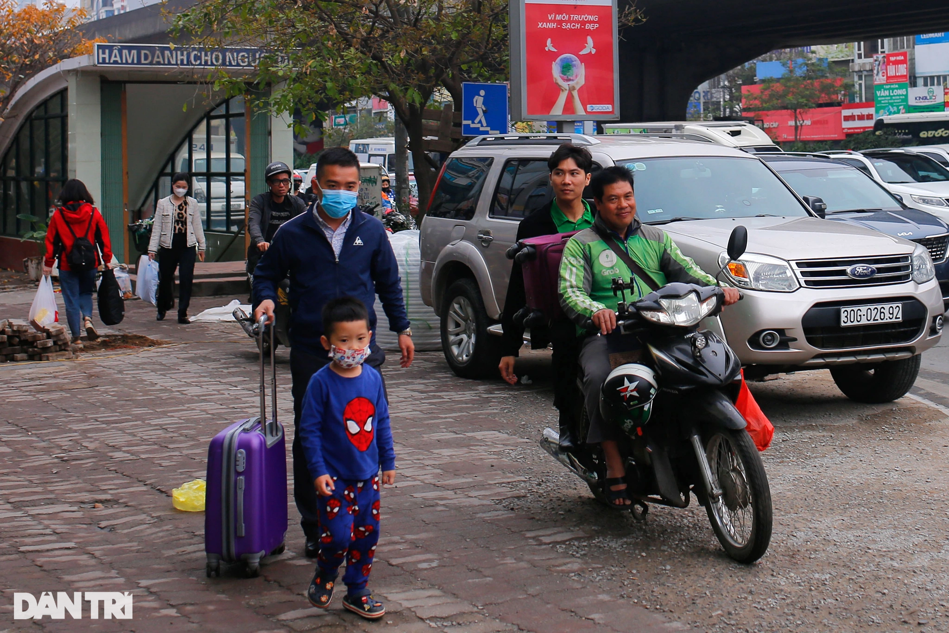 Hà Nội: Tràn lan cảnh xe ôm công nghệ chở khách vượt đèn đỏ, đi đường cấm - 13