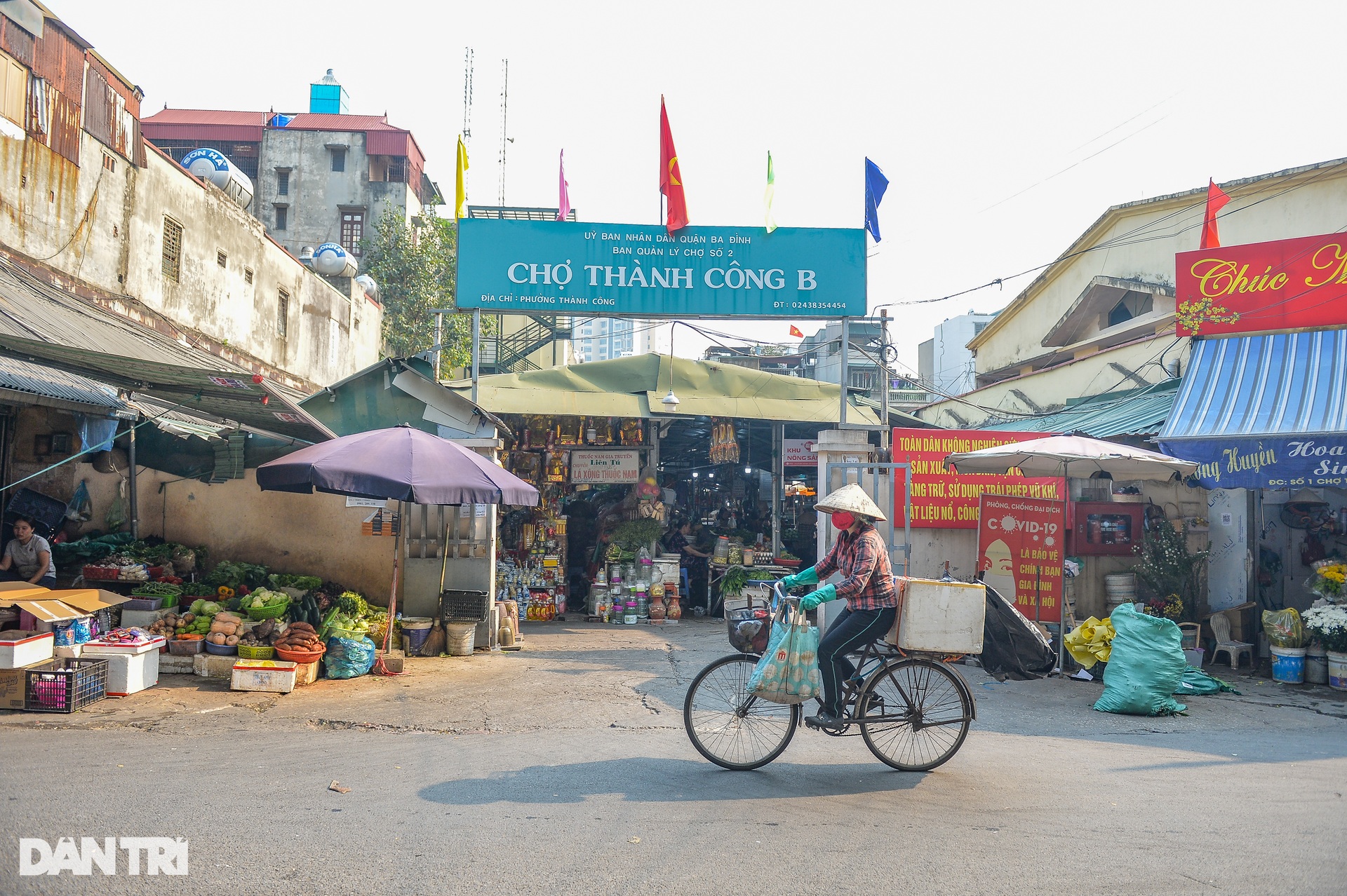 Chợ truyền thống Hà Nội đìu hiu, tiểu thương bật nhạc nhảy, ngủ xuyên trưa - 10