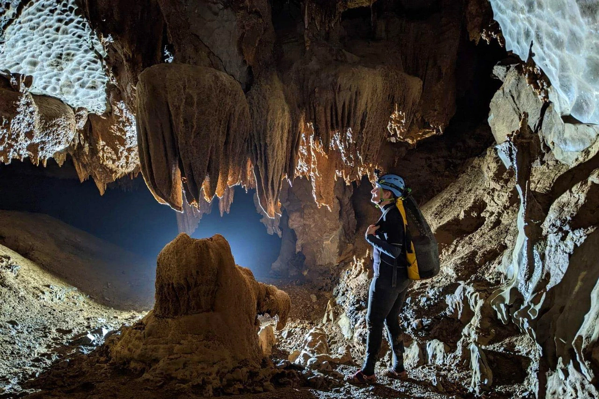 Phát hiện hệ thống hang động nguyên sơ, dài hơn 3,3km tại Quảng Bình - 1