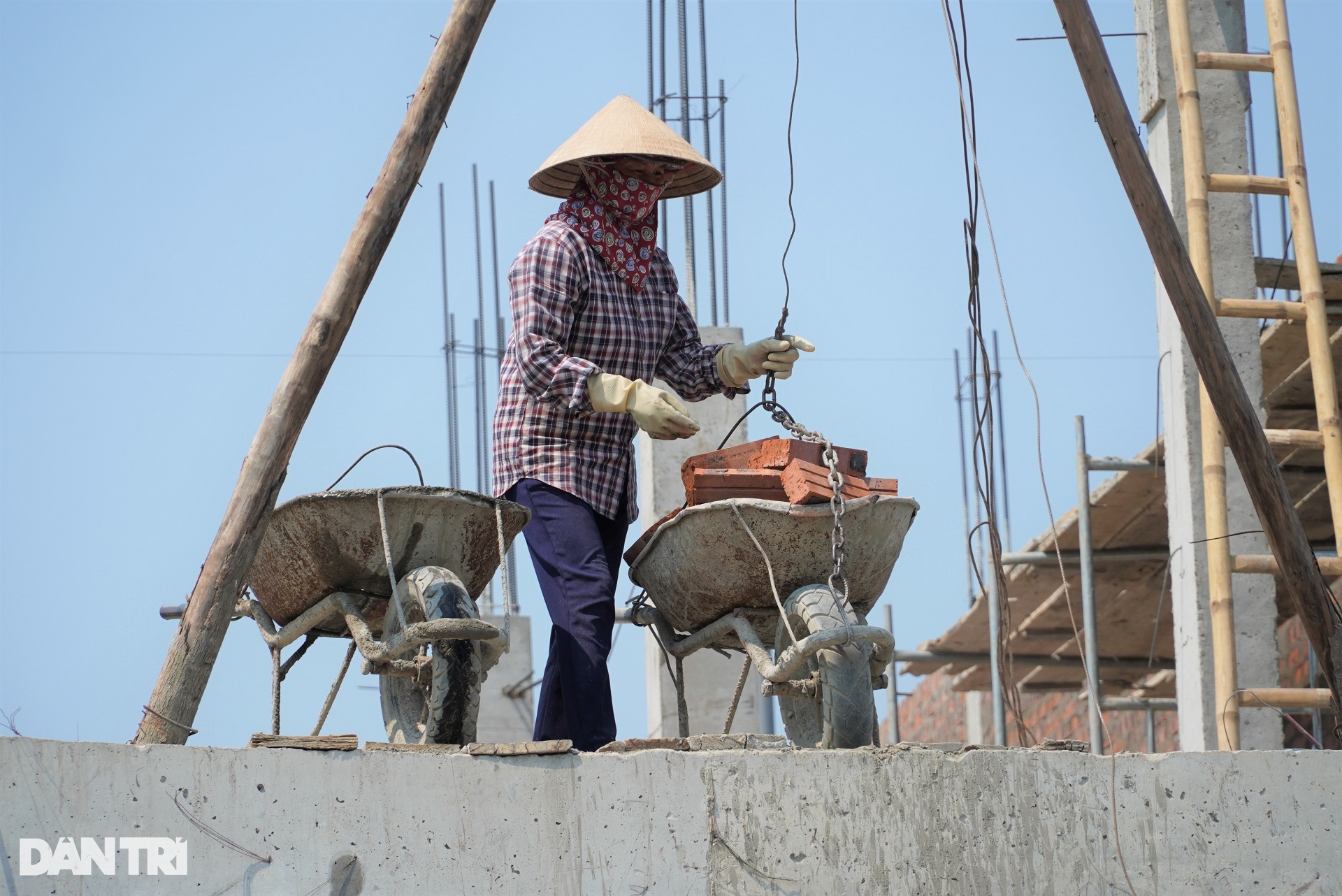 Người lao động quay cuồng trong đợt nắng nóng đầu tiên của năm 2023 - 8