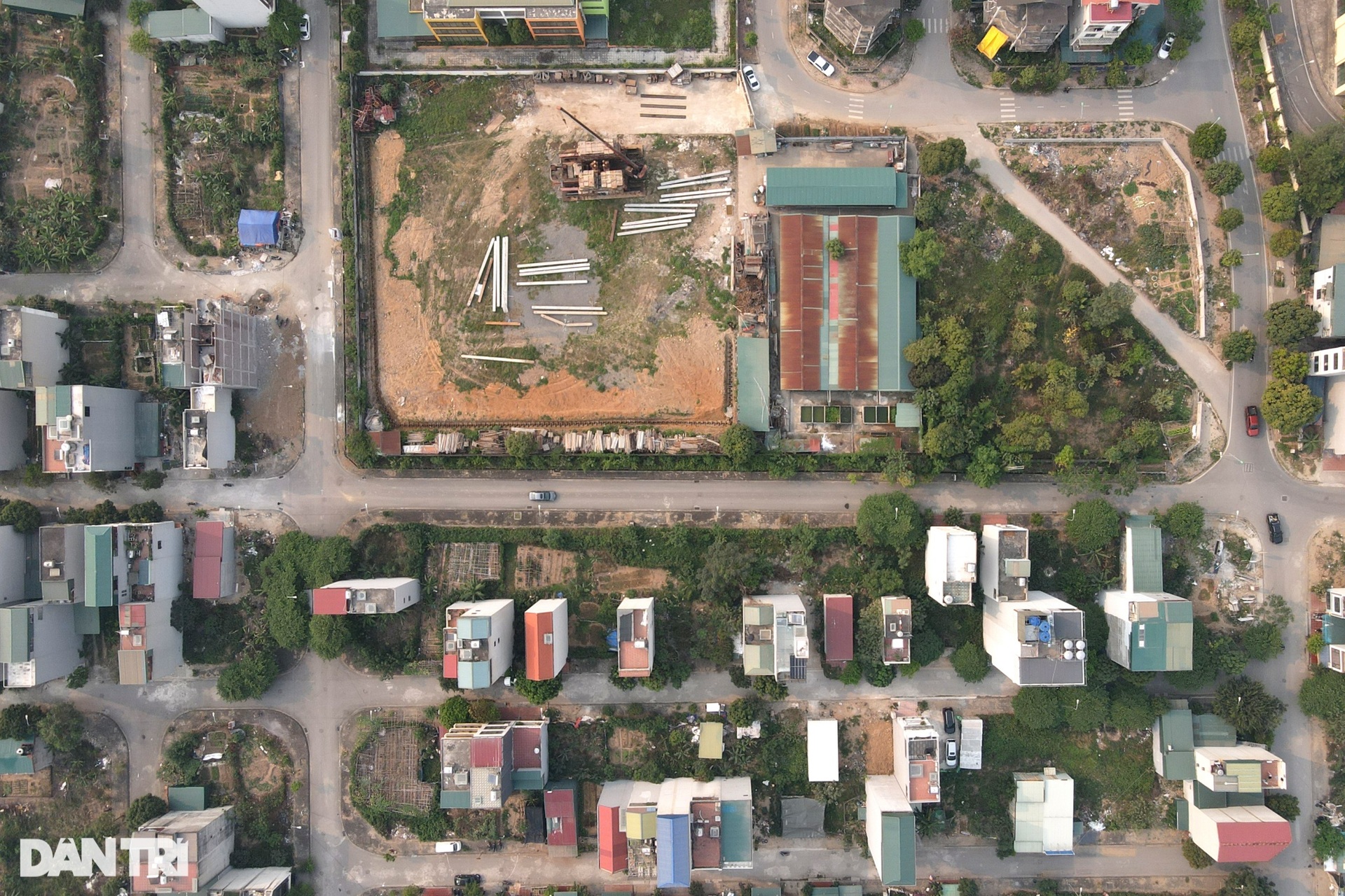 Hà Nội: Hàng loạt nhà rạn nứt phải chống nạng, dân mất ăn mất ngủ - 1