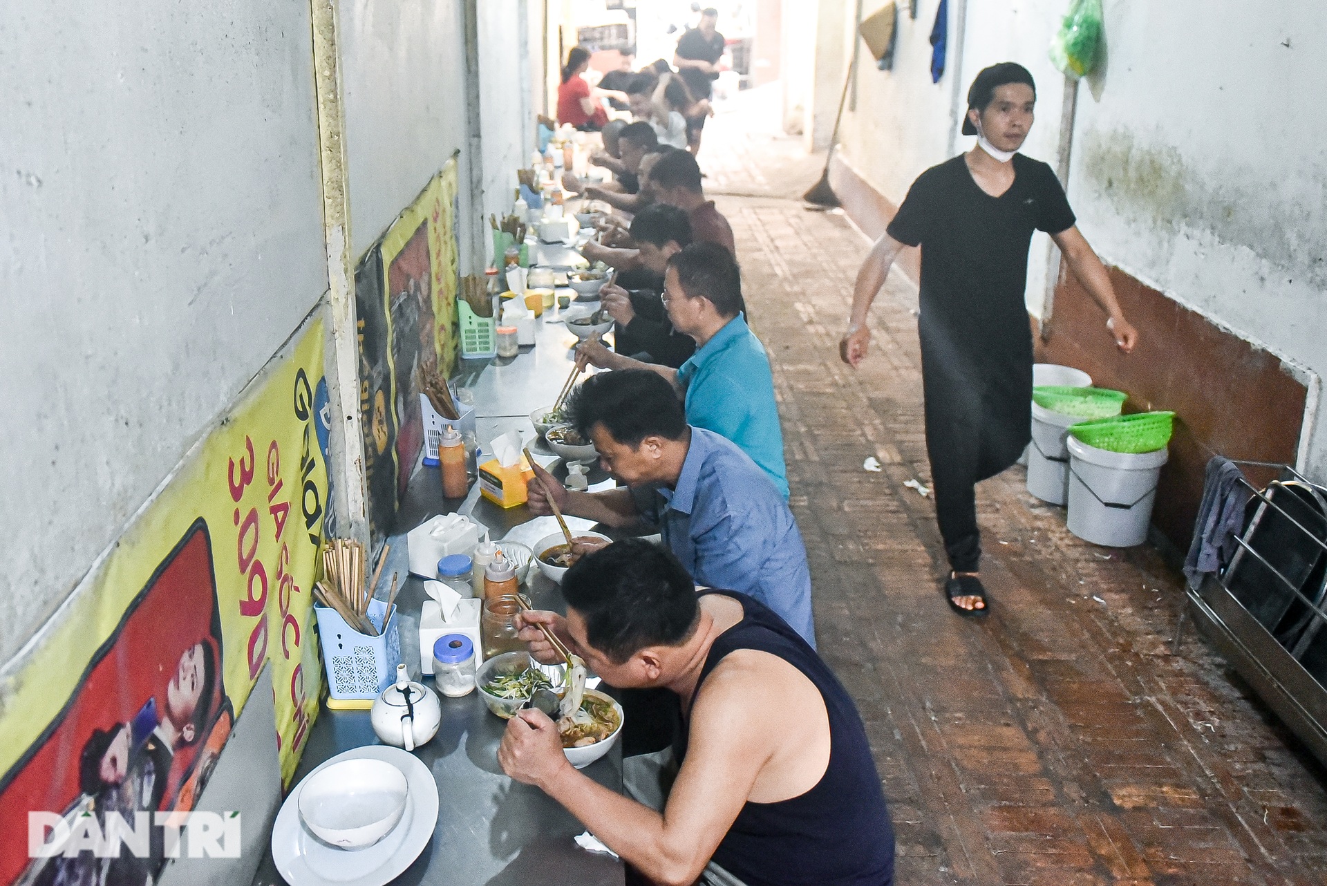 Quán phở gan cháy đen thui ở Bắc Ninh: Khách xếp hàng dài, tự bưng bê - 12