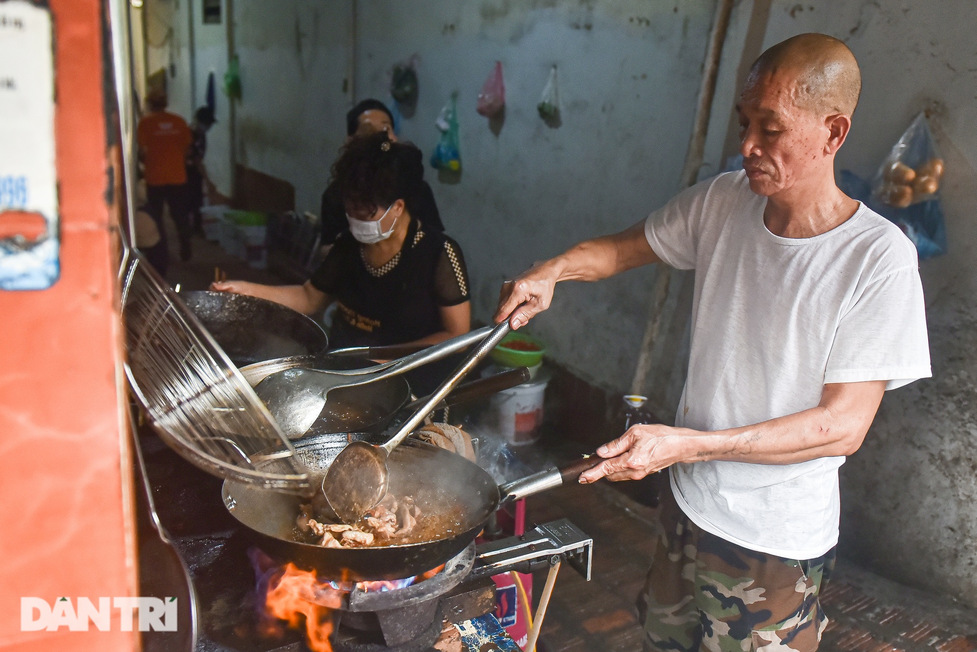 Quán phở gan cháy đen thui ở Bắc Ninh: Khách xếp hàng dài, tự bưng bê - 5