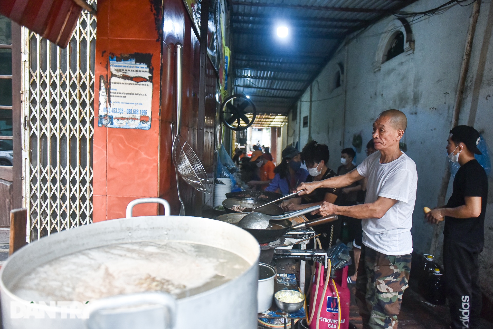 Quán phở gan cháy đen thui ở Bắc Ninh: Khách xếp hàng dài, tự bưng bê - 2