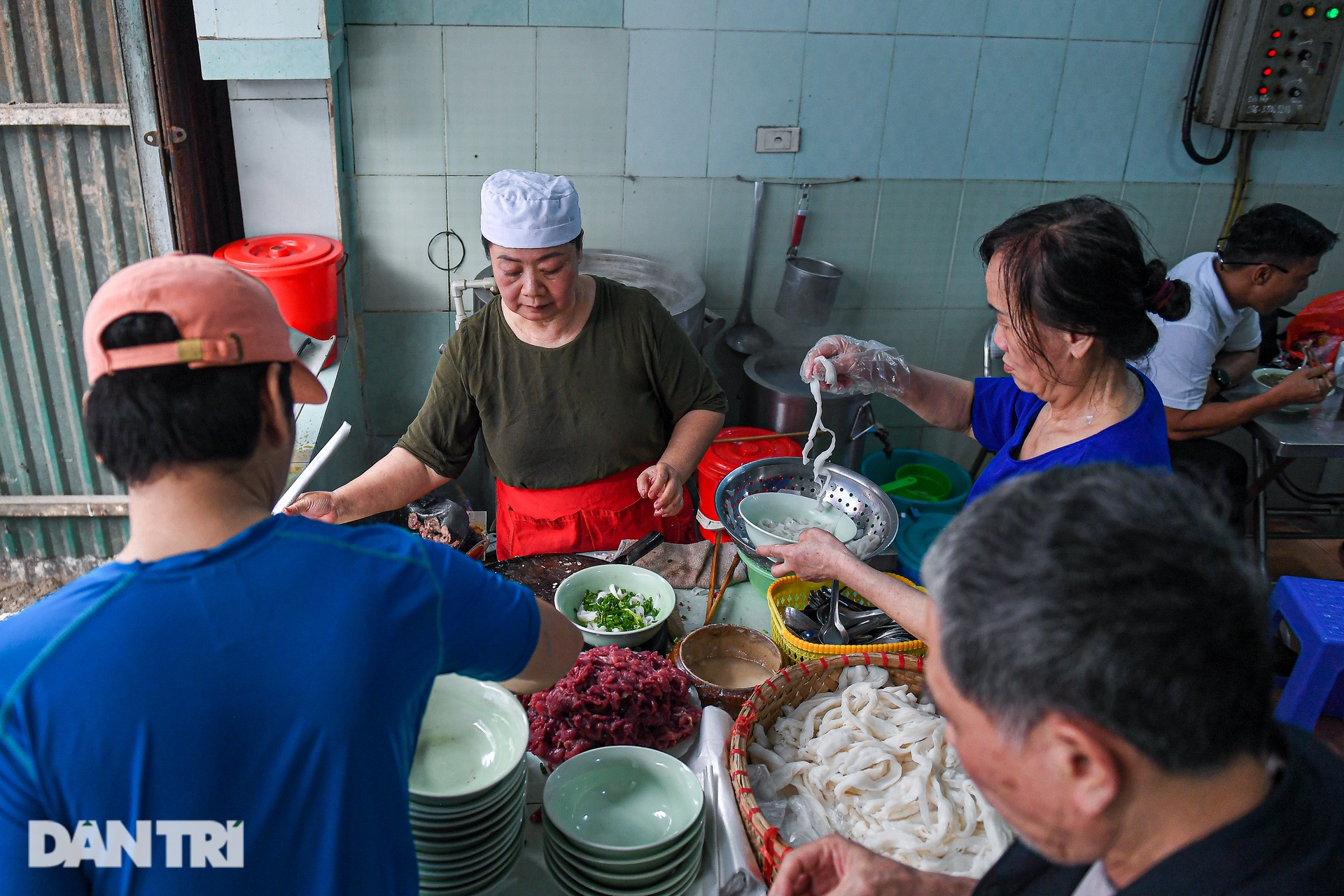 Quán phở Hà Nội chỉ bán một món, bà chủ tự ăn suốt 40 năm không ngán - 4