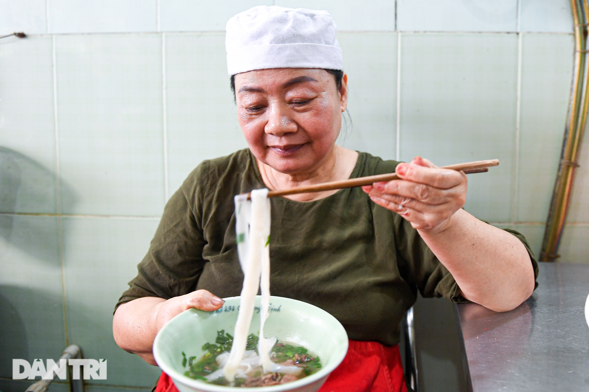 Quán phở Hà Nội chỉ bán một món, bà chủ tự ăn suốt 40 năm không ngán - 12