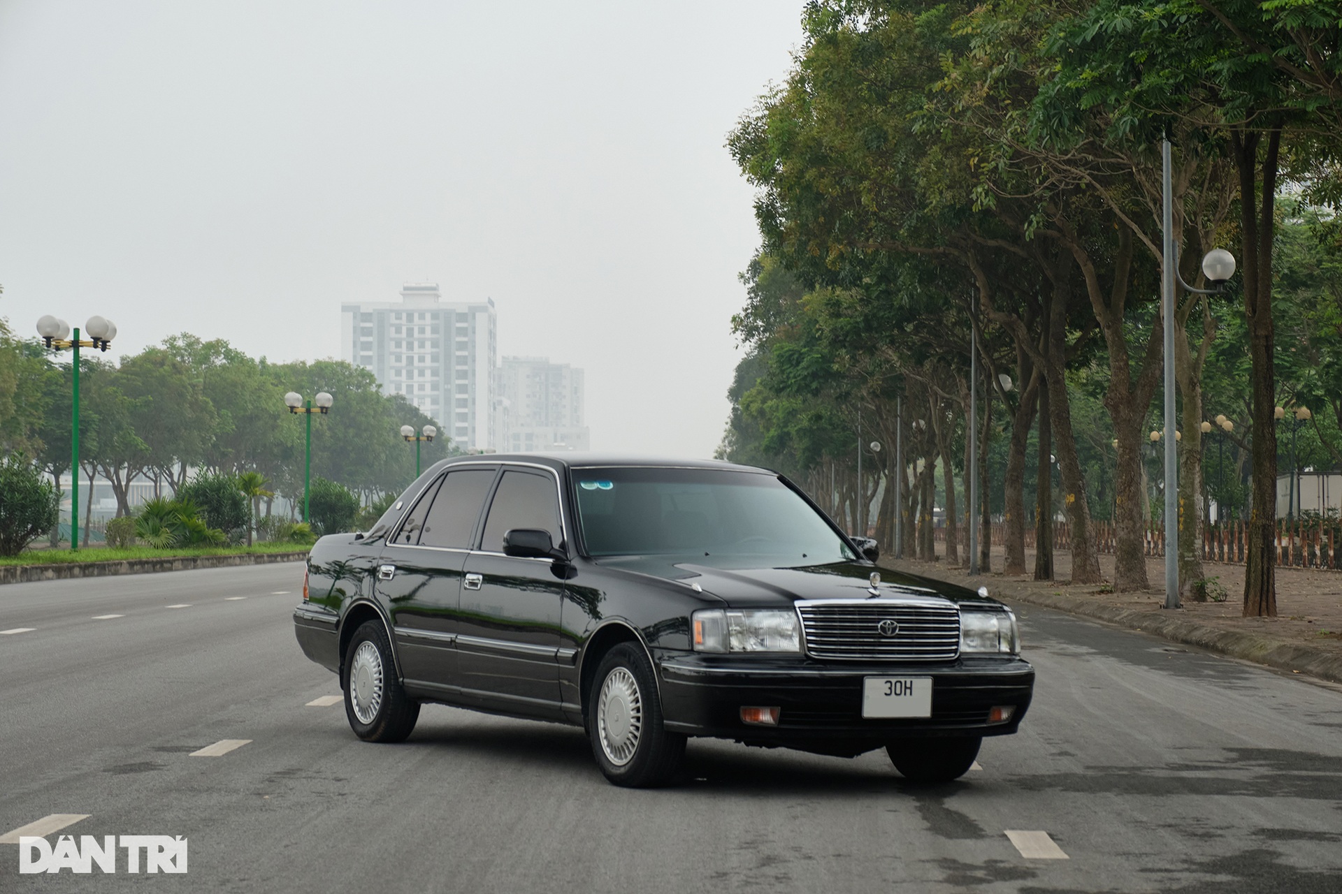 Cận cảnh Toyota Crown 1998: Được trả giá 1,6 tỷ đồng nhưng chủ xe chưa bán - 1