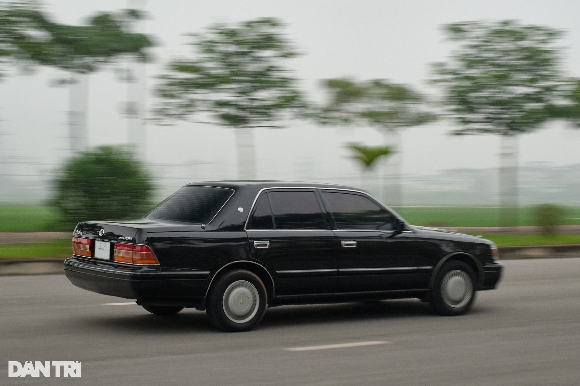 Cận cảnh Toyota Crown 1998: Được trả giá 1,6 tỷ đồng nhưng chủ xe chưa bán - 28