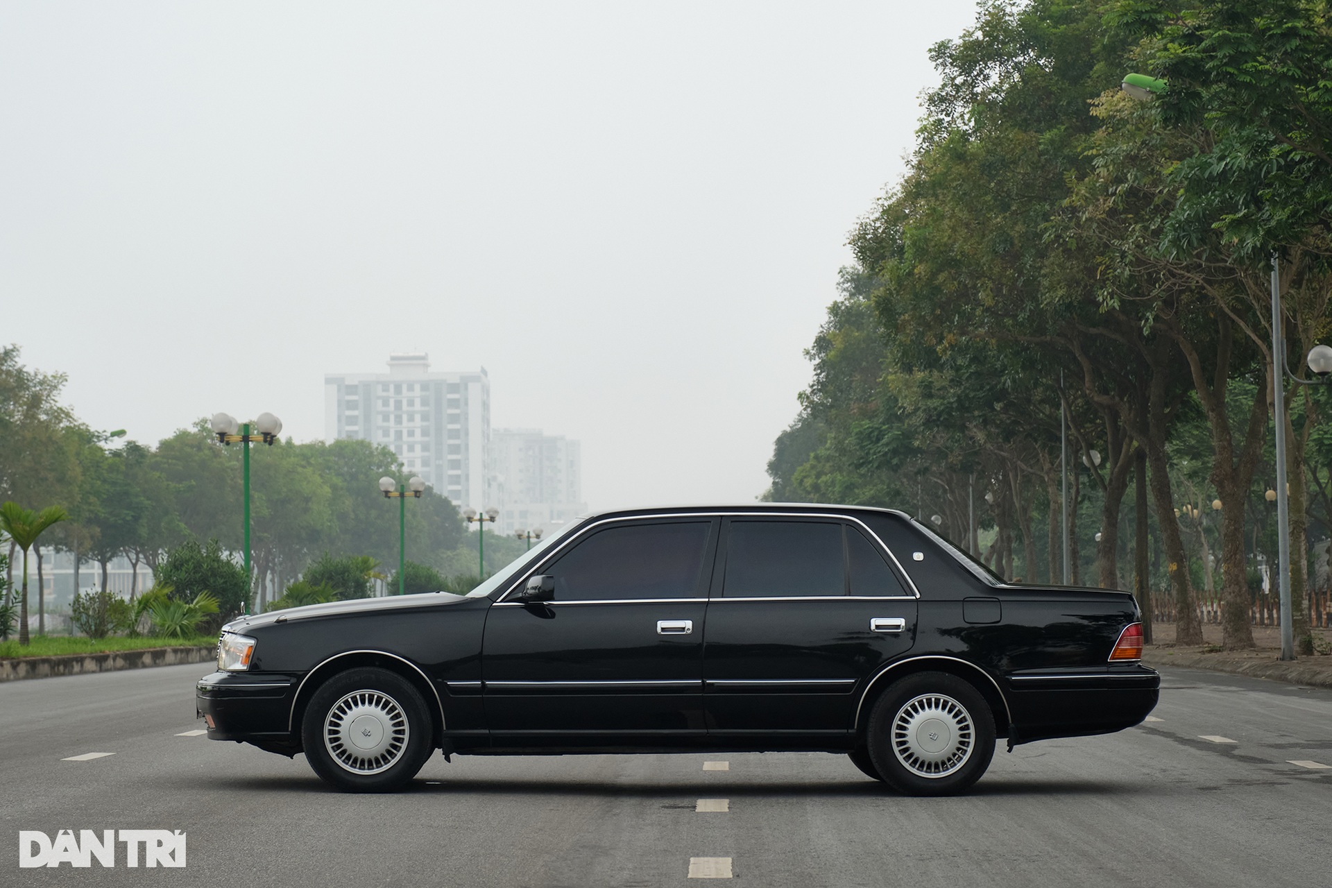 Cận cảnh Toyota Crown 1998: Được trả giá 1,6 tỷ đồng nhưng chủ xe chưa bán - 4