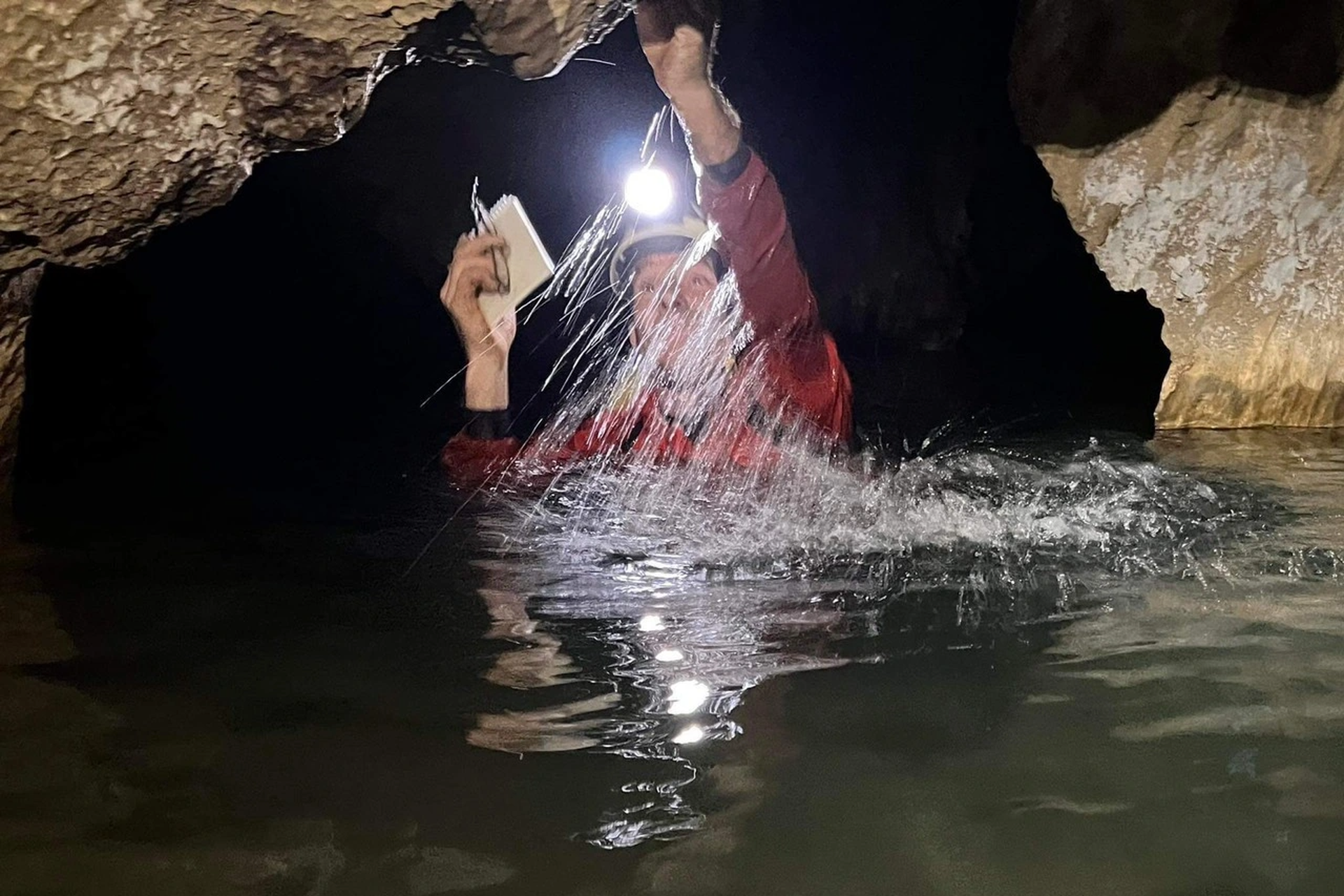 Mê mẩn với vẻ đẹp của 22 hang động mới được phát hiện tại Quảng Bình - 5