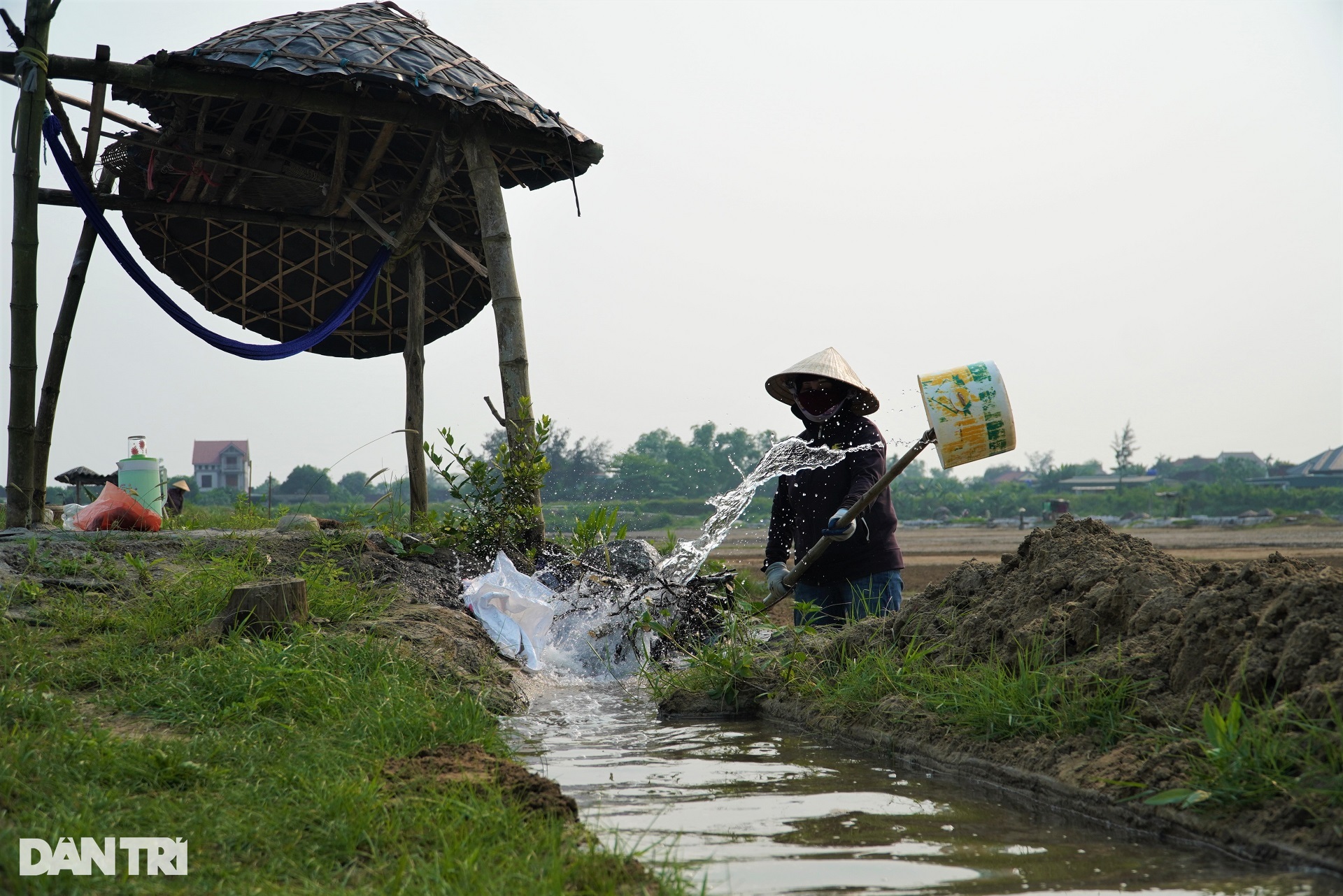 Mướt mồ hôi, sôi nước mắt với nghề người trẻ chán, người già trụ - 6