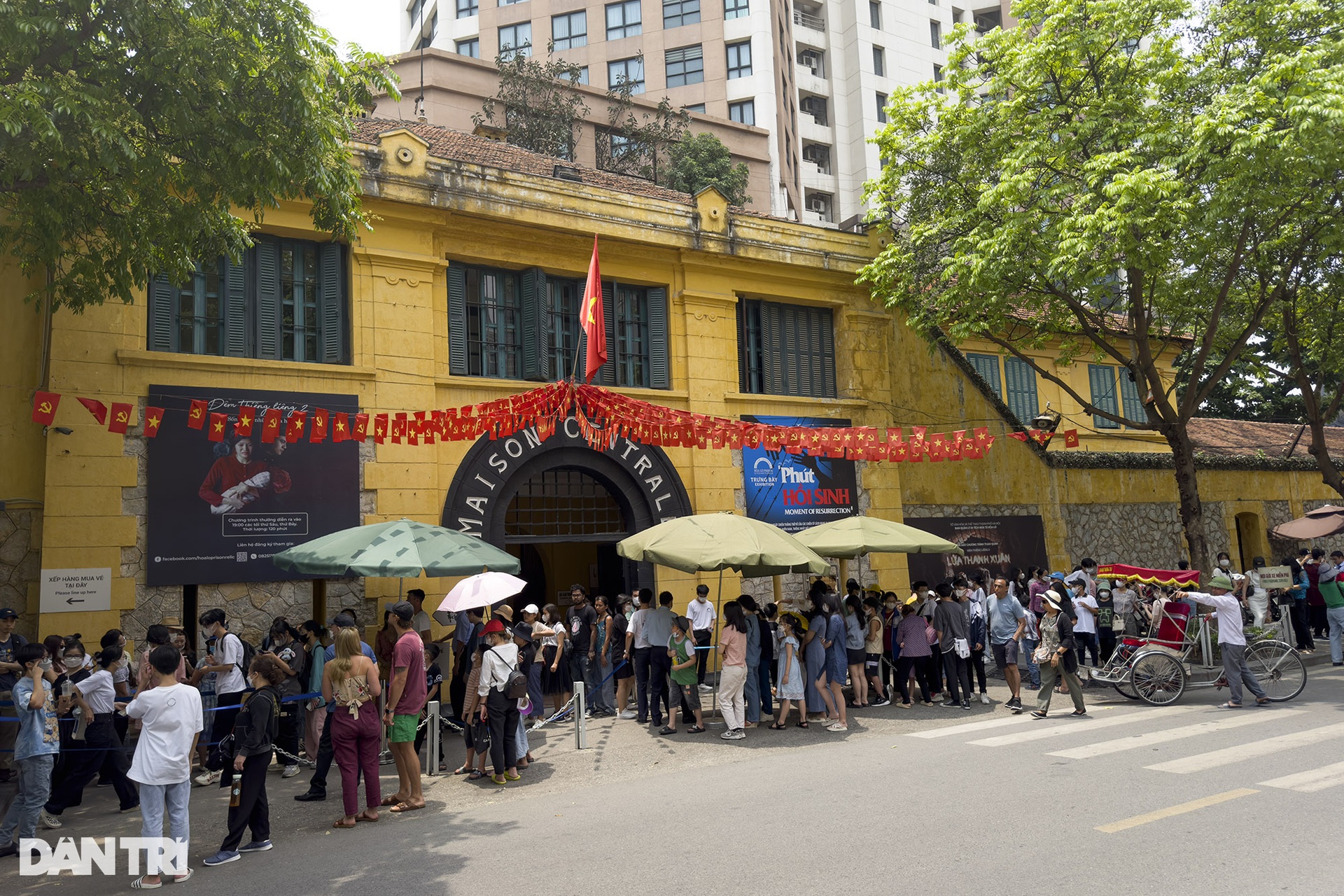 Hà Nội: Nhà tù Hỏa Lò đông nghịt, hàng quán kín chỗ, buýt 2 tầng vỡ trận - 1 Hà Nội: Nhà tù Hỏa Lò đông nghịt, hàng quán kín chỗ, buýt 2 tầng vỡ trận - 1